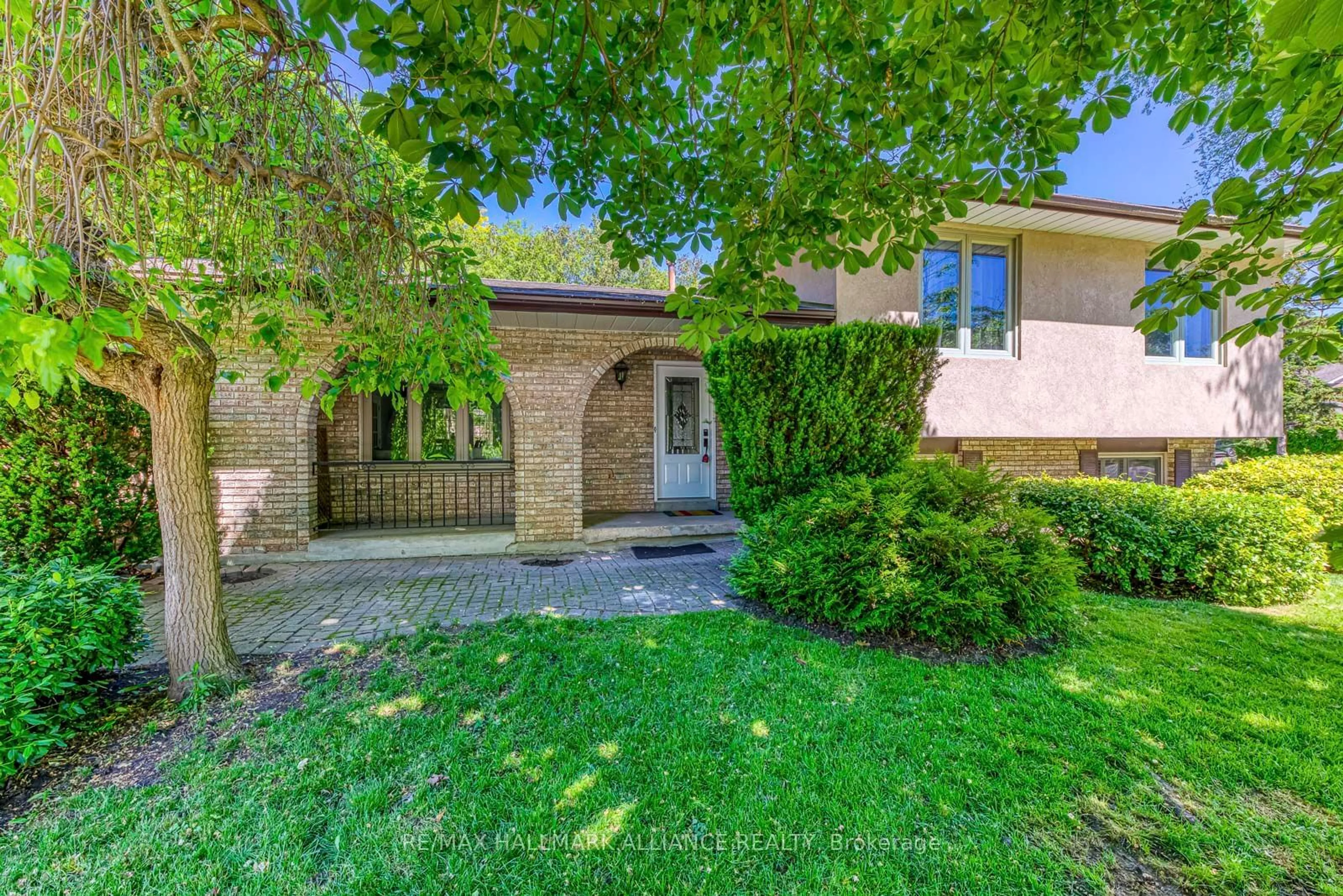 A pic from exterior of the house or condo, the street view for 2109 Devon Rd, Oakville Ontario L6J 5M4