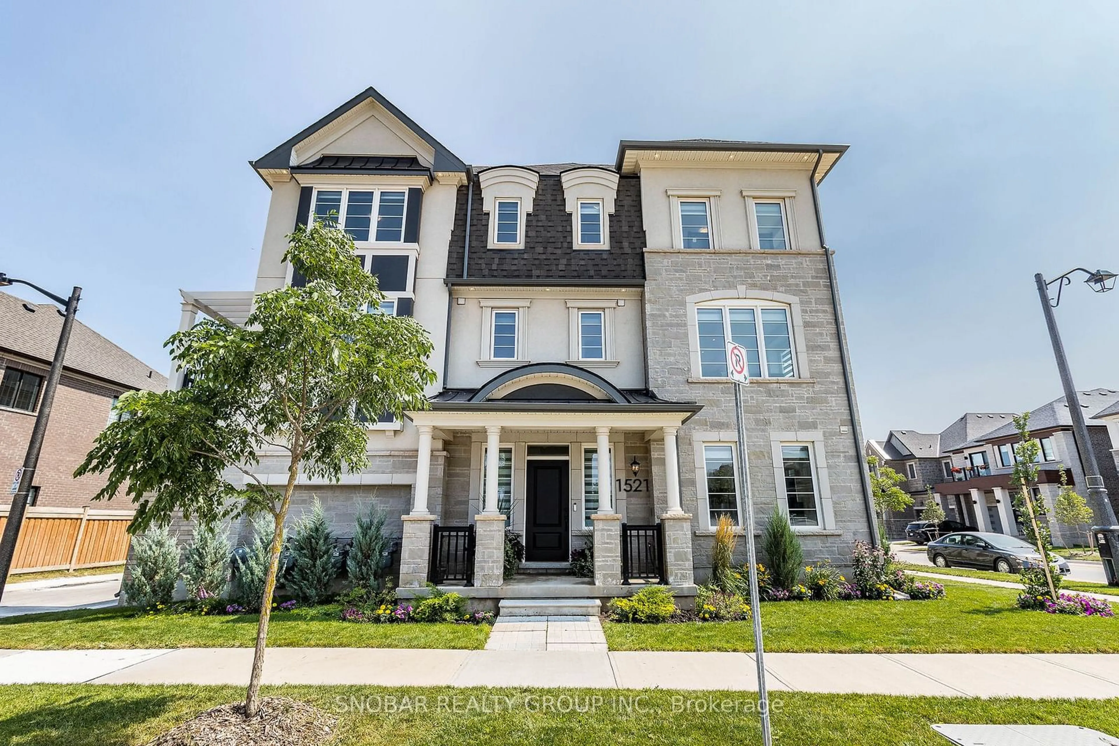 Home with brick exterior material for 1521 Lakeport Cres, Oakville Ontario L6H 3S1