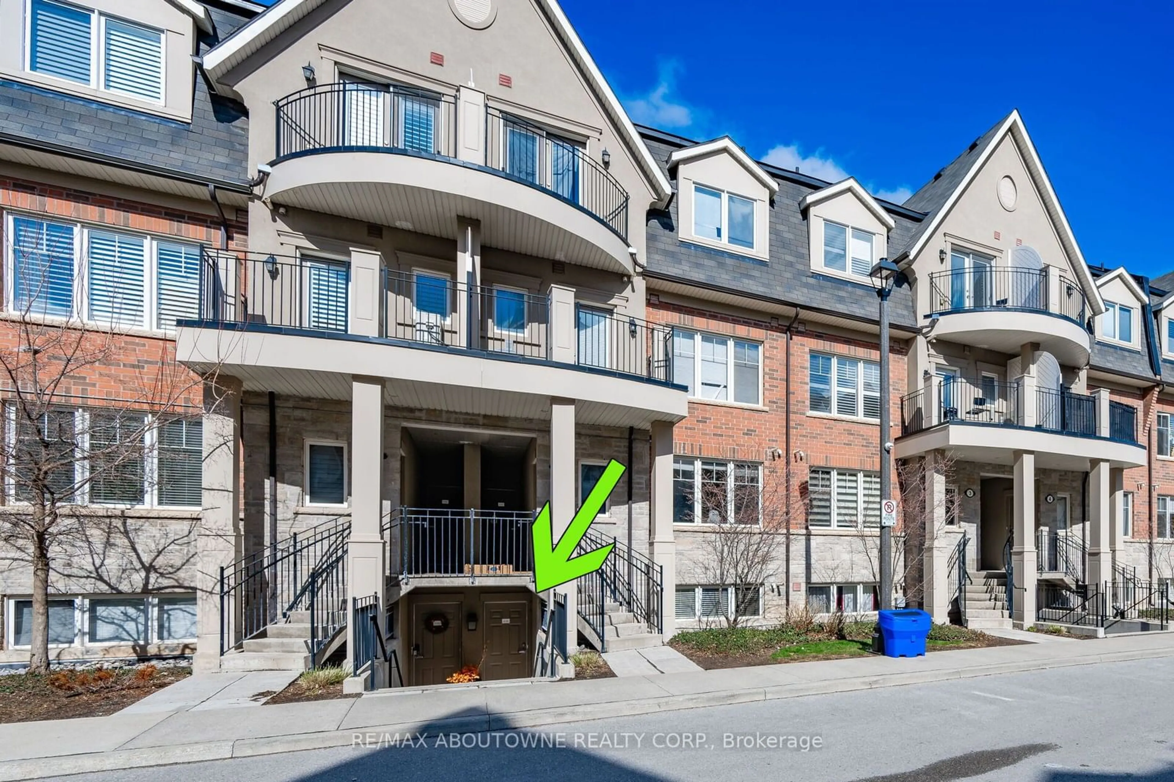 A pic from exterior of the house or condo for 2420 Baronwood Dr #4-01, Oakville Ontario L6M 0X6