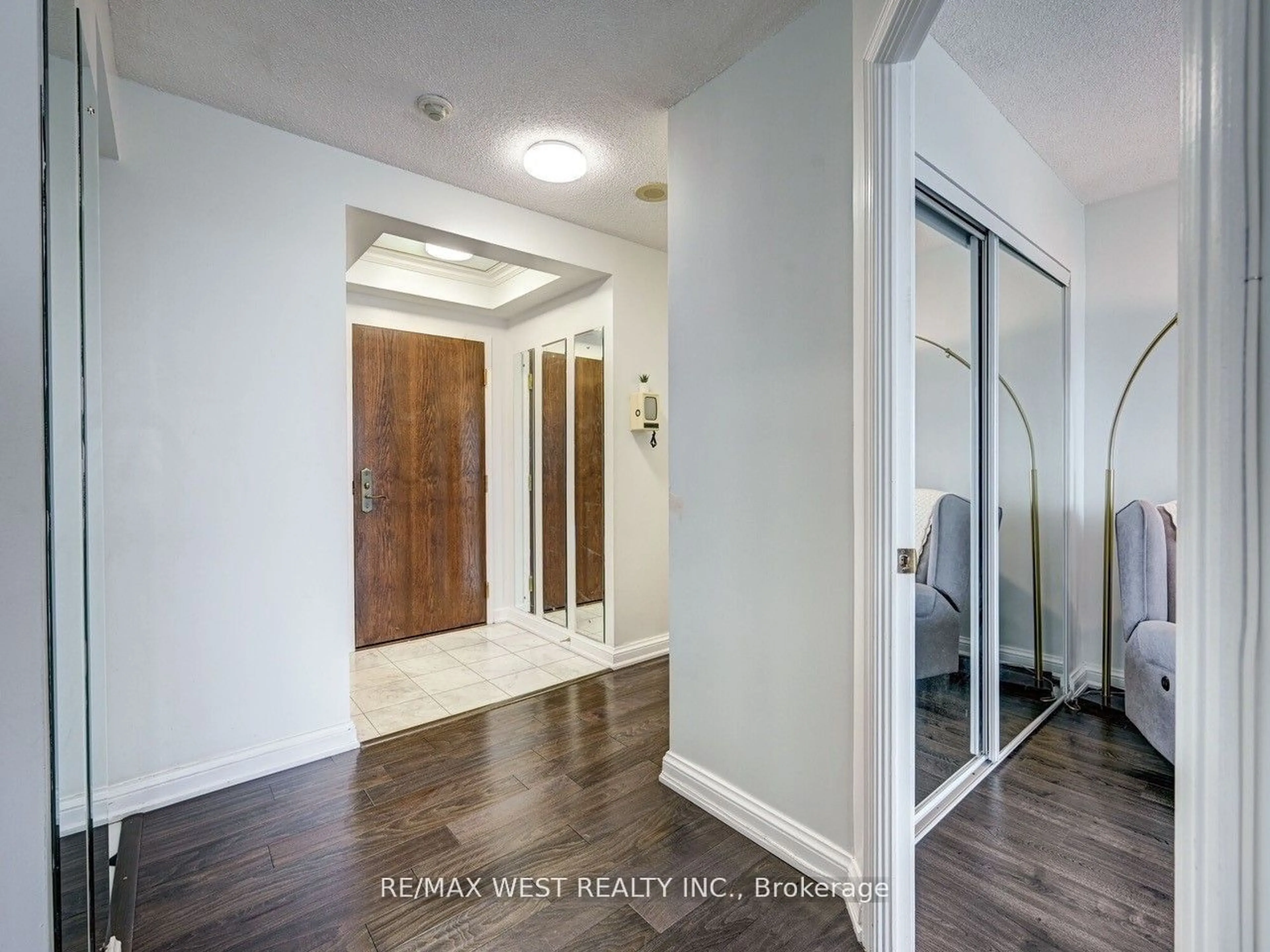 Indoor entryway for 24 Hanover Rd #608, Brampton Ontario L6S 5K8