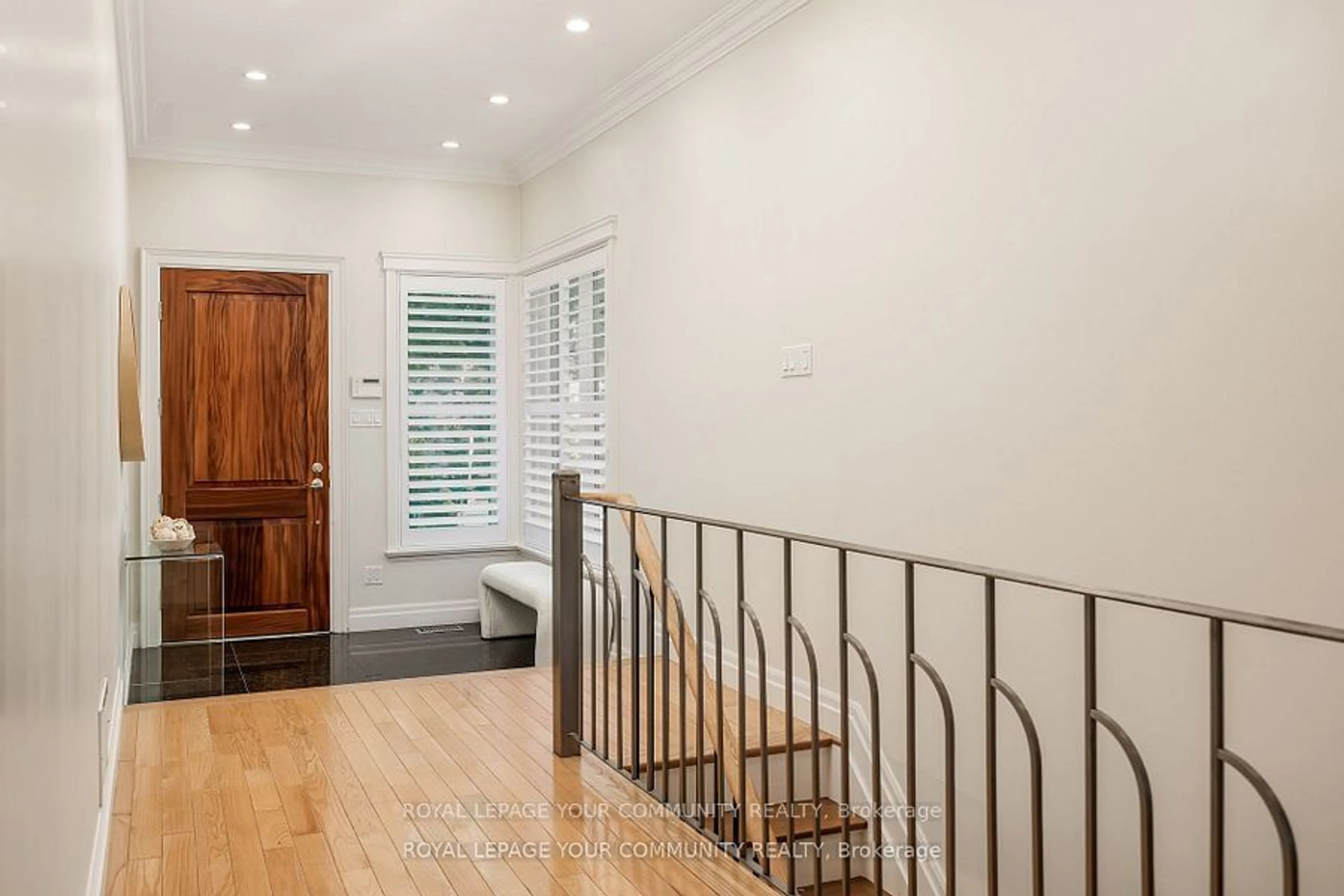 Indoor entryway, wood floors for 406 The Kingsway, Toronto Ontario M9A 3V9