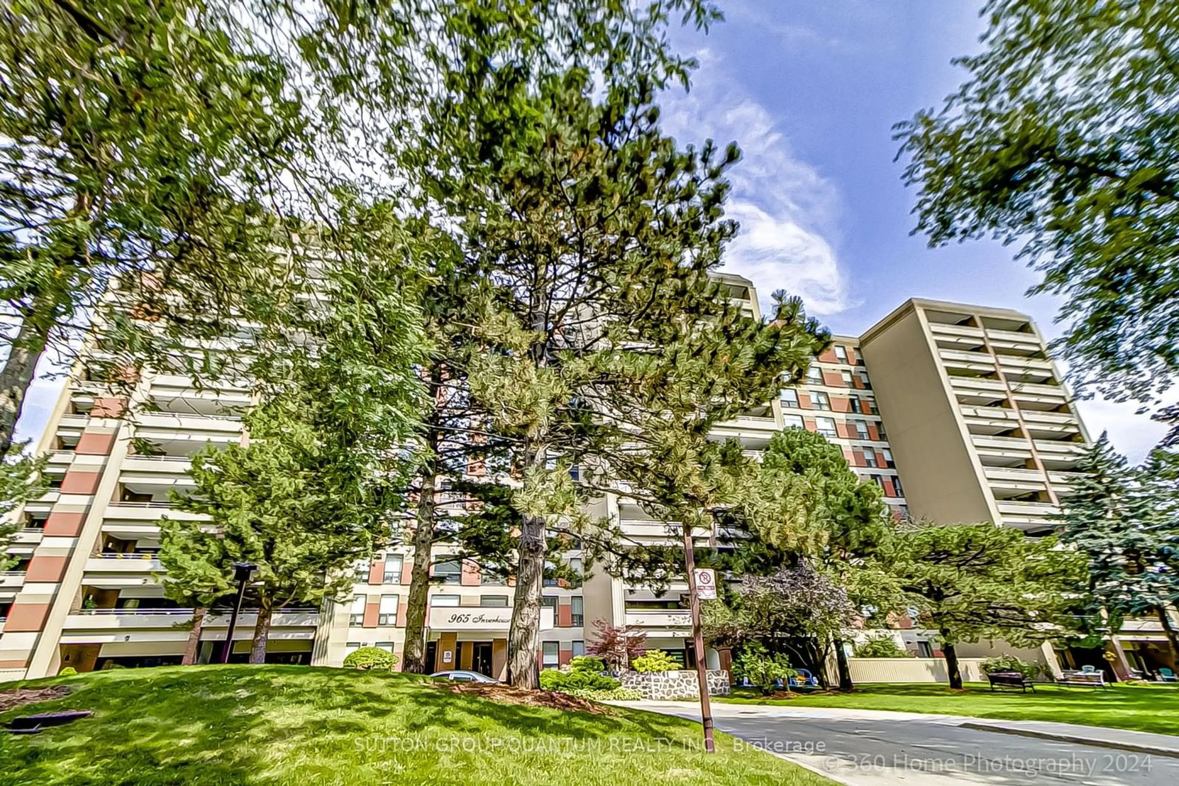 A pic from exterior of the house or condo for 965 Inverhouse Dr #304, Mississauga Ontario L5J 4B4