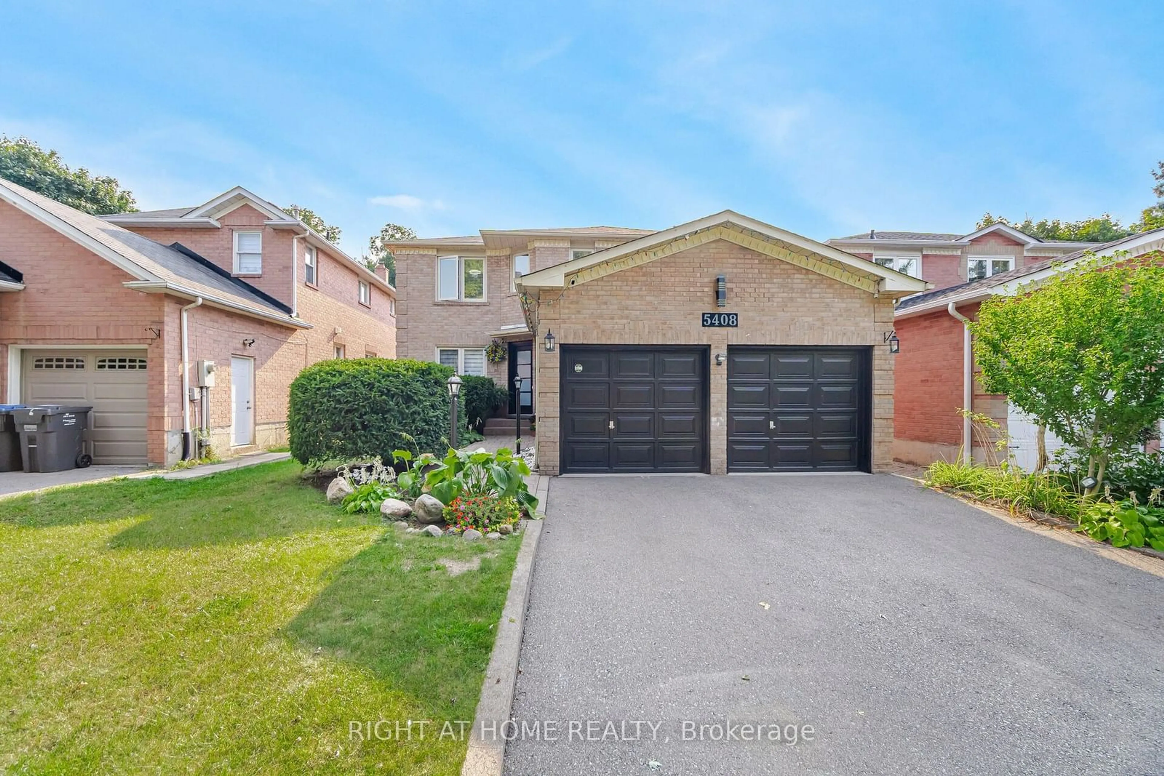 Frontside or backside of a home, the street view for 5408 Champlain Tr, Mississauga Ontario L5R 2Y8