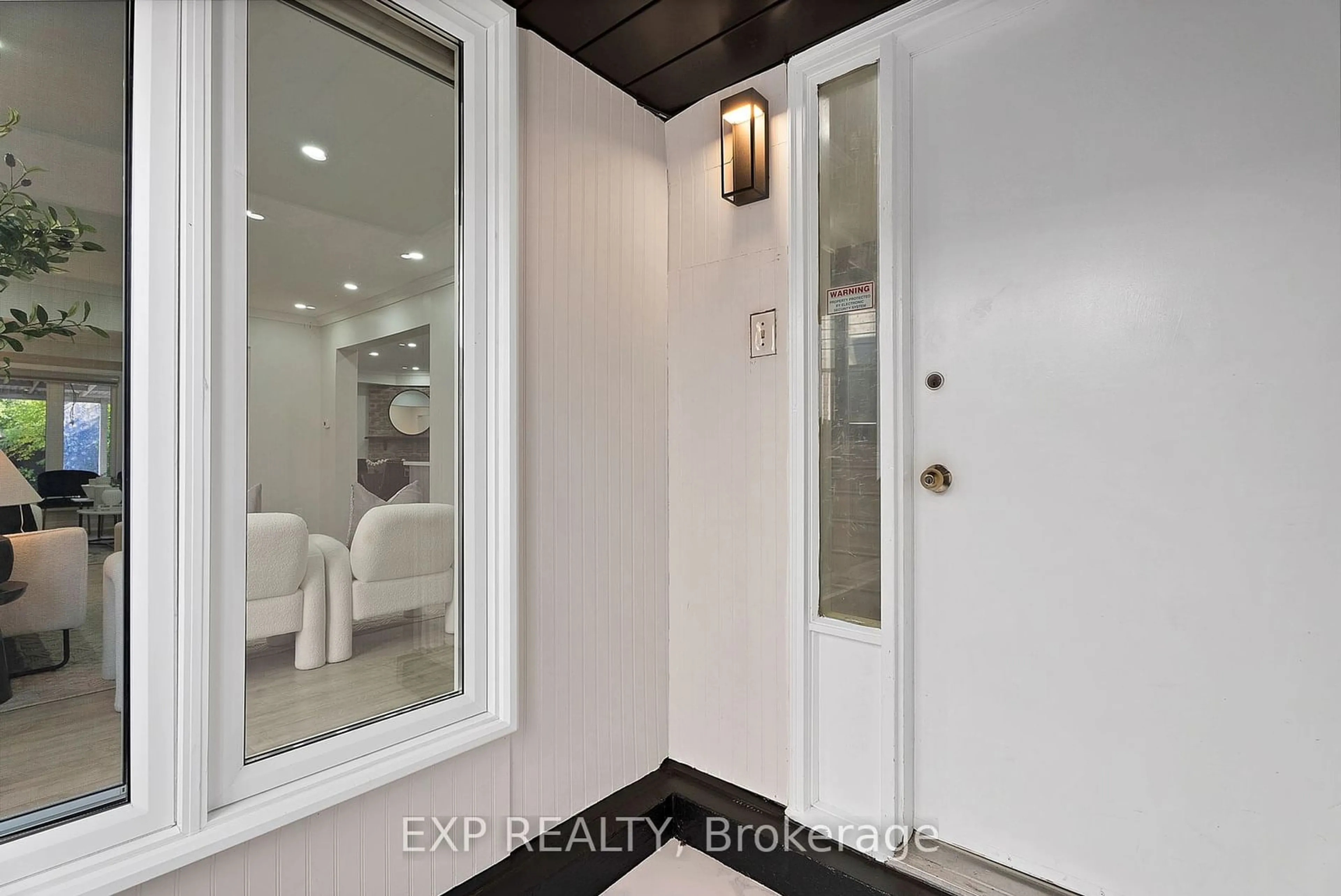 Indoor entryway for 746 Greycedar Cres, Mississauga Ontario L4W 3J7