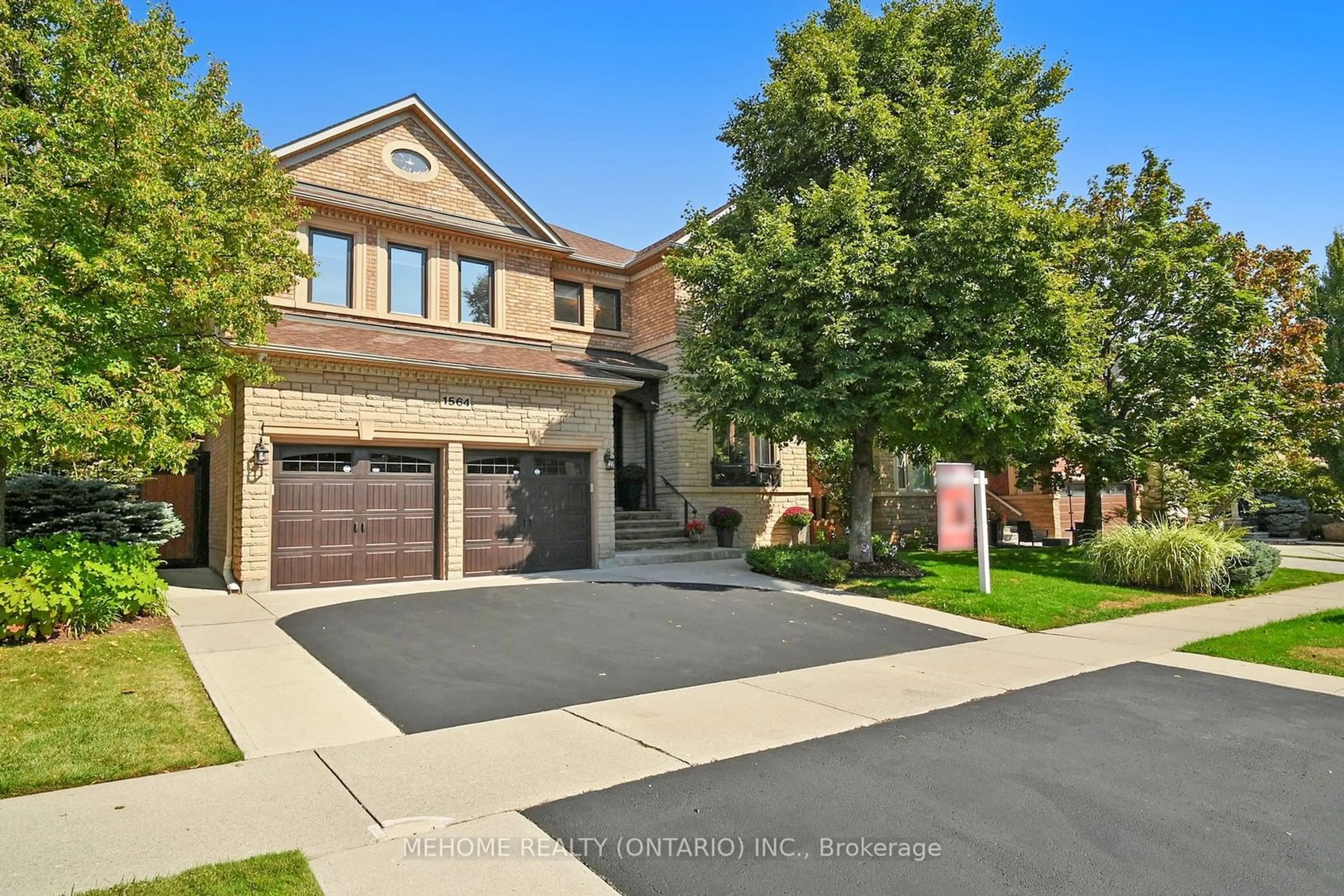 A pic from exterior of the house or condo for 1564 Pinery Cres, Oakville Ontario L6H 7J9