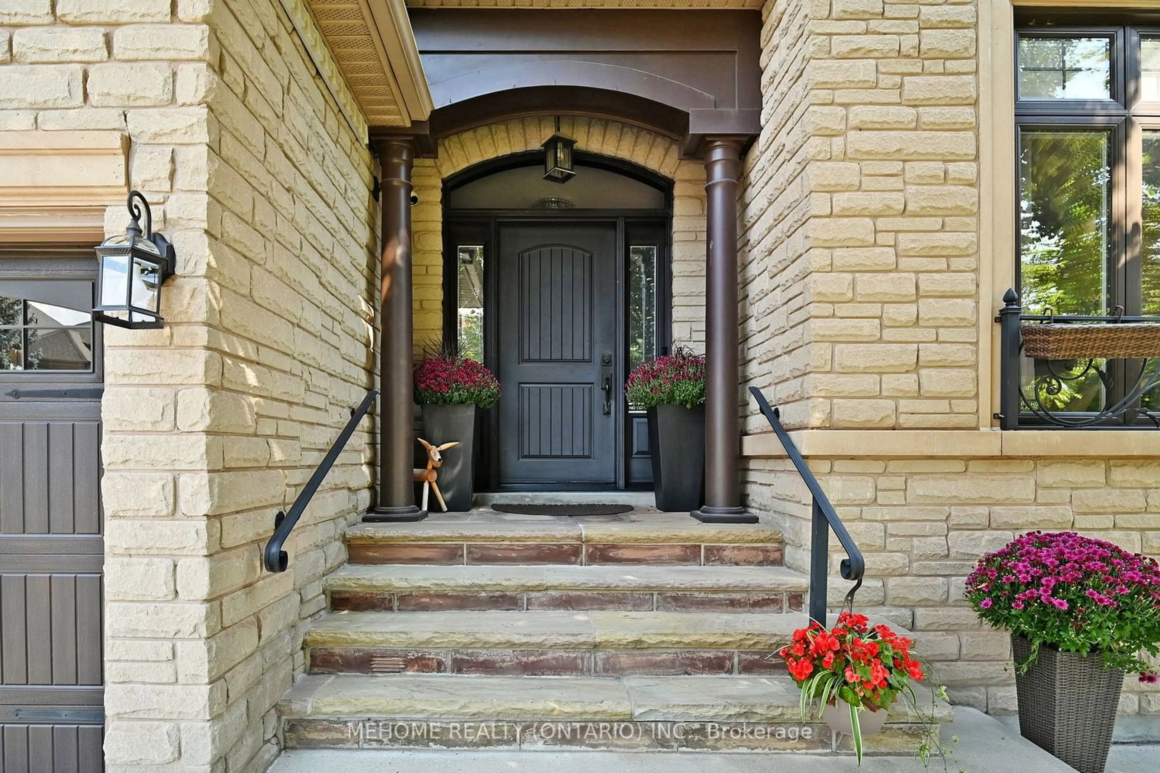 Indoor entryway for 1564 Pinery Cres, Oakville Ontario L6H 7J9