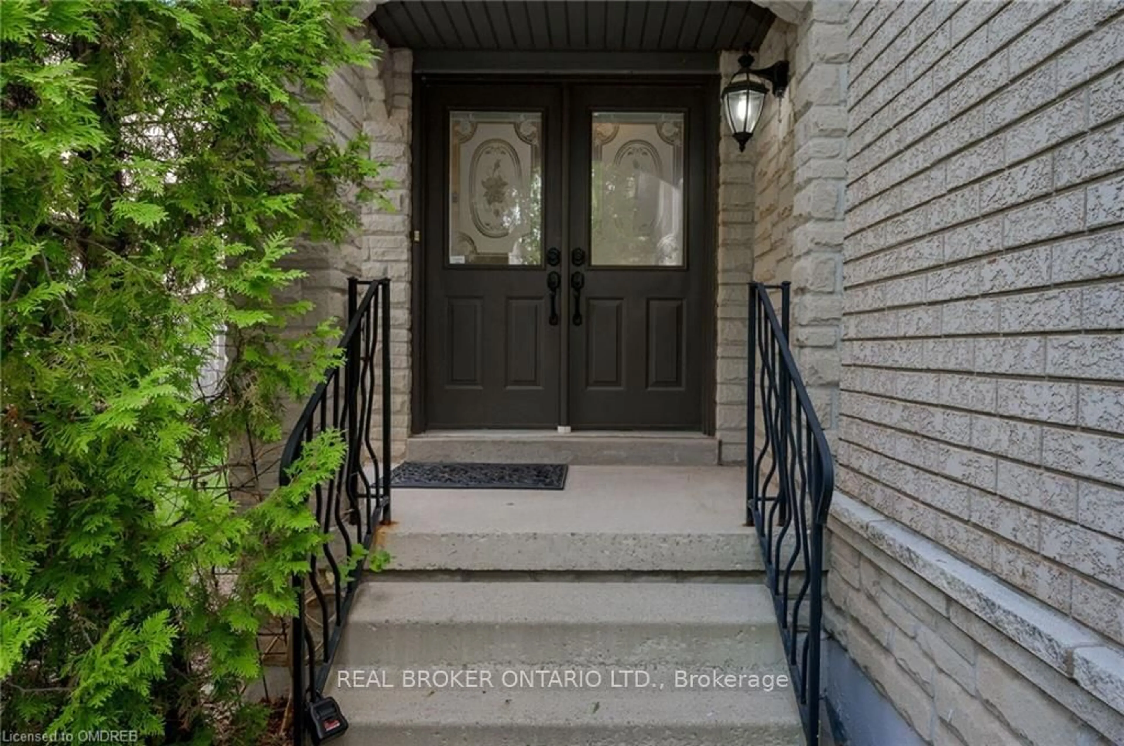 Indoor entryway, wood floors for 2189 Shorncliffe Blvd, Oakville Ontario L6M 3X2