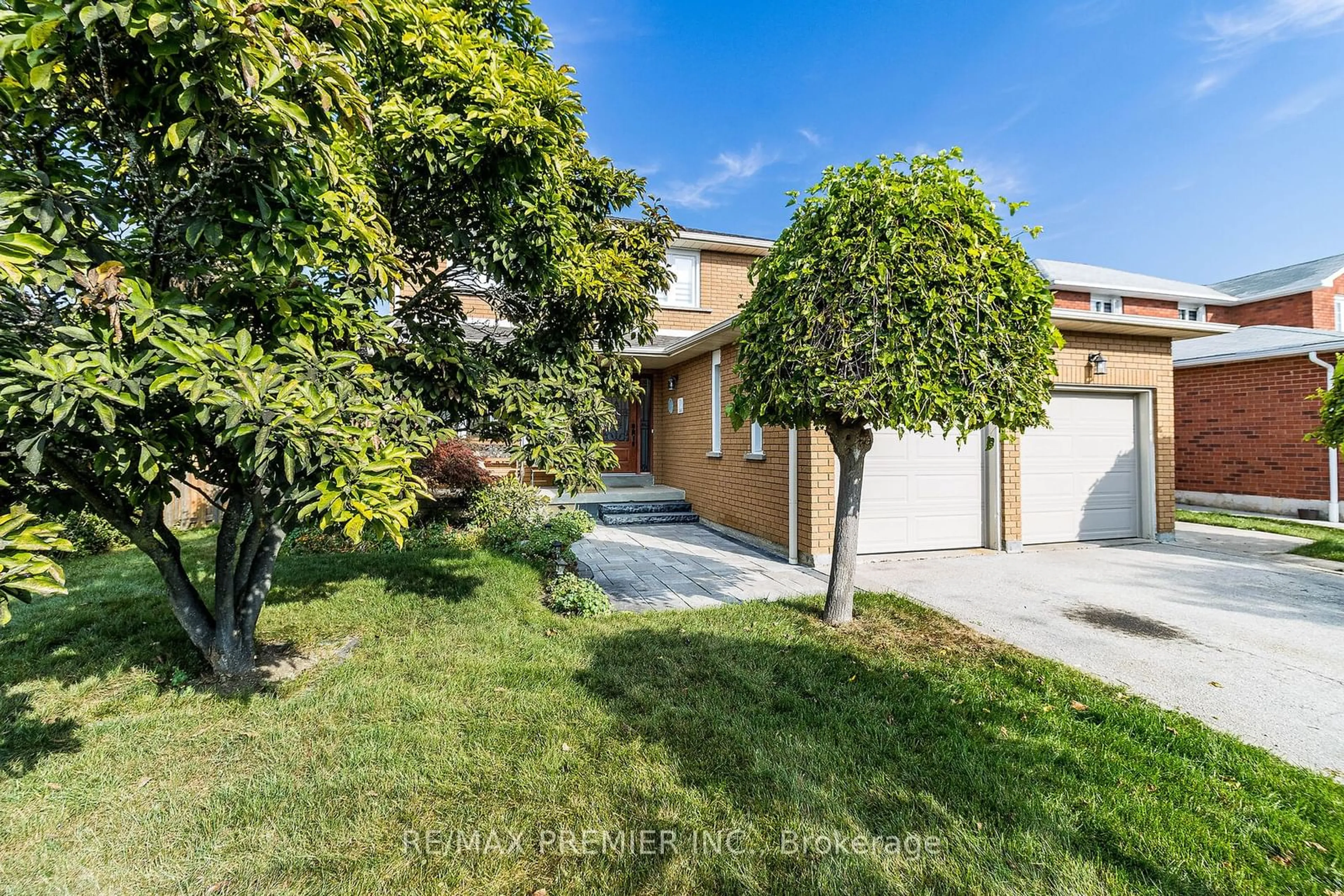 Frontside or backside of a home, the street view for 2 Ballycastle Cres, Brampton Ontario L6Z 2V6