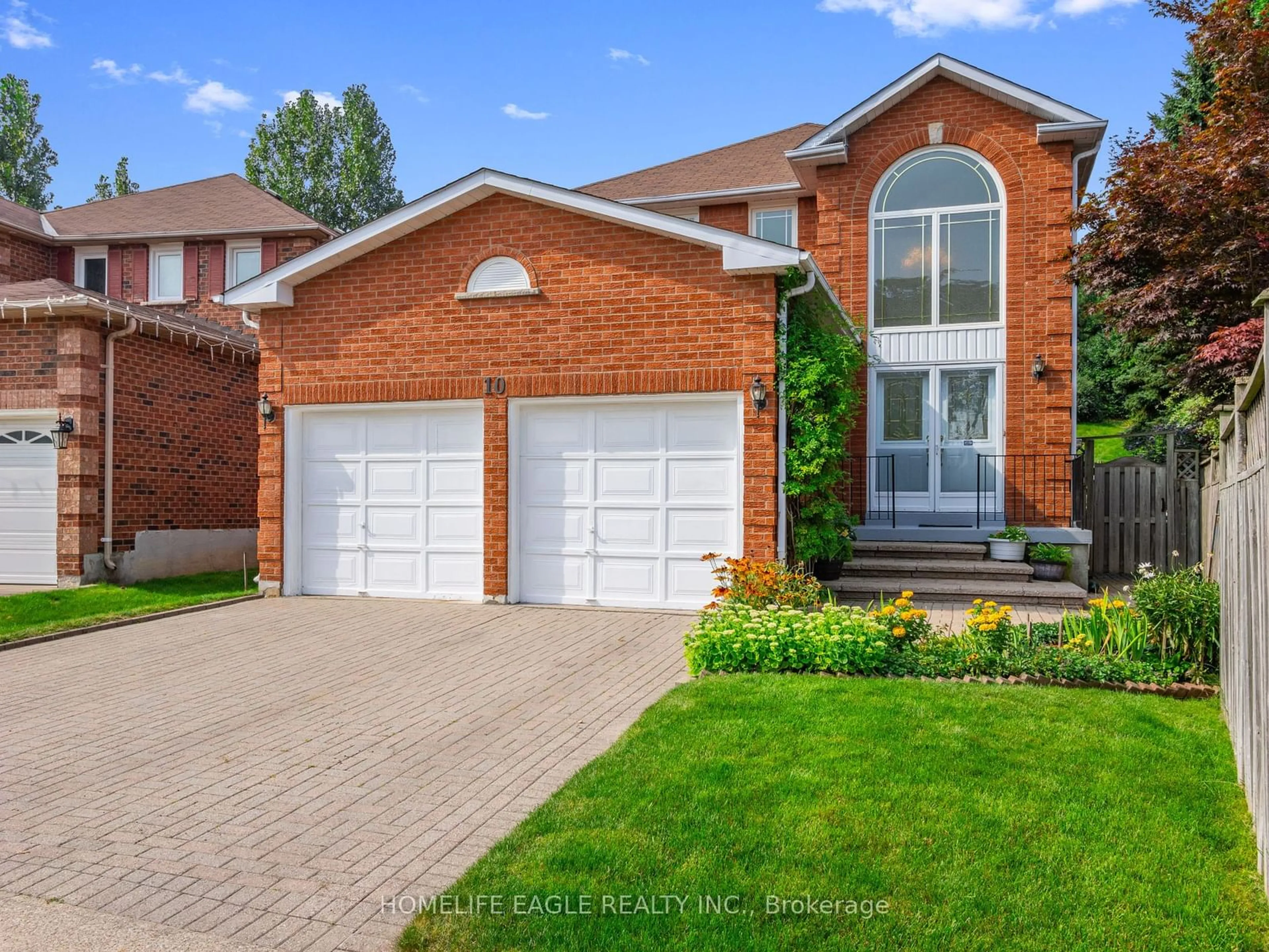 Home with brick exterior material for 10 Lansdowne Dr, Brampton Ontario L6S 5V2