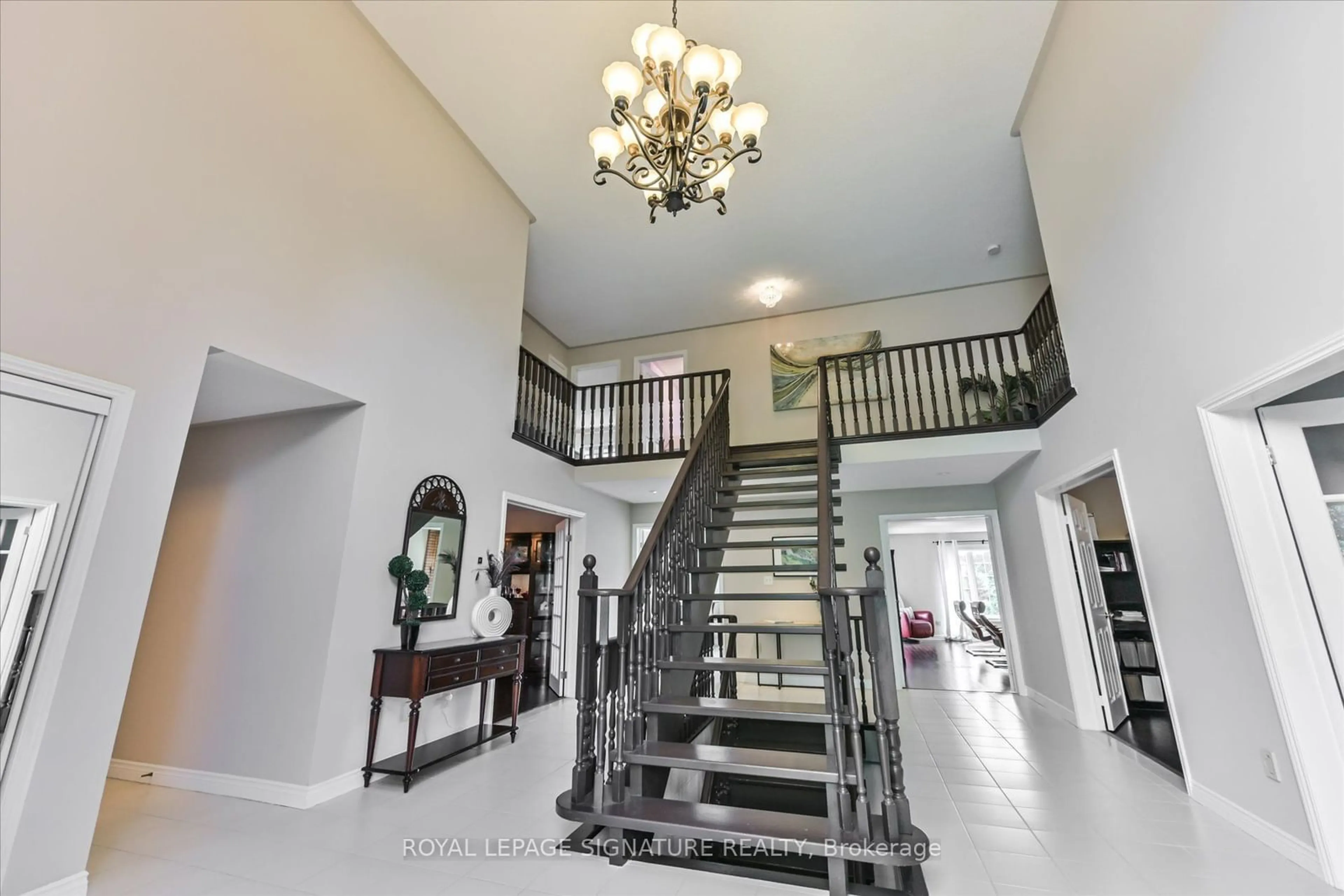 Indoor foyer, wood floors for 3588 Thorpedale Crt, Mississauga Ontario L5L 3V6