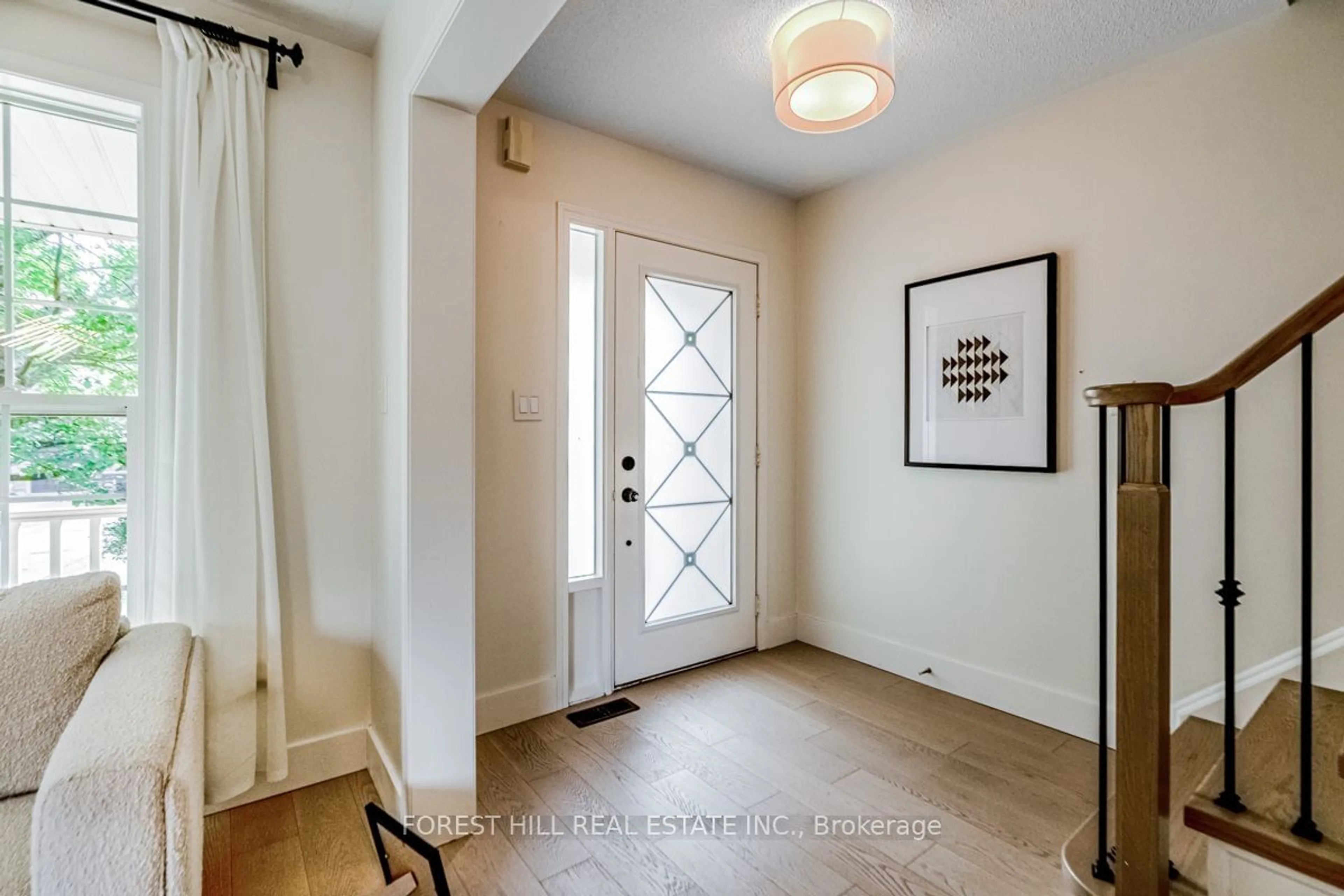 Indoor entryway for 2451 Valleyridge Dr, Oakville Ontario L6M 5G9