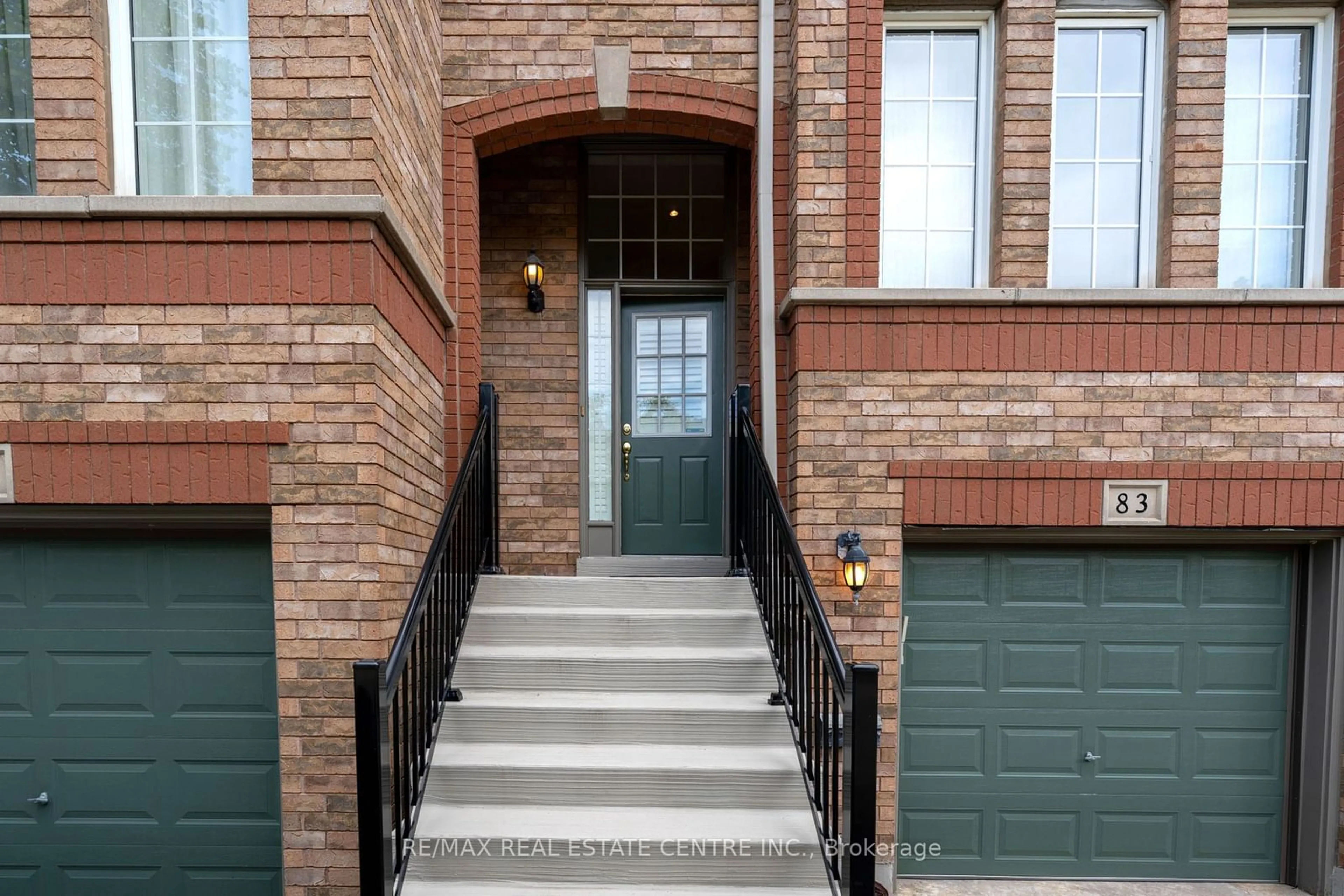 Home with brick exterior material for 5530 Glen Erin Dr #83, Mississauga Ontario L5M 6E8