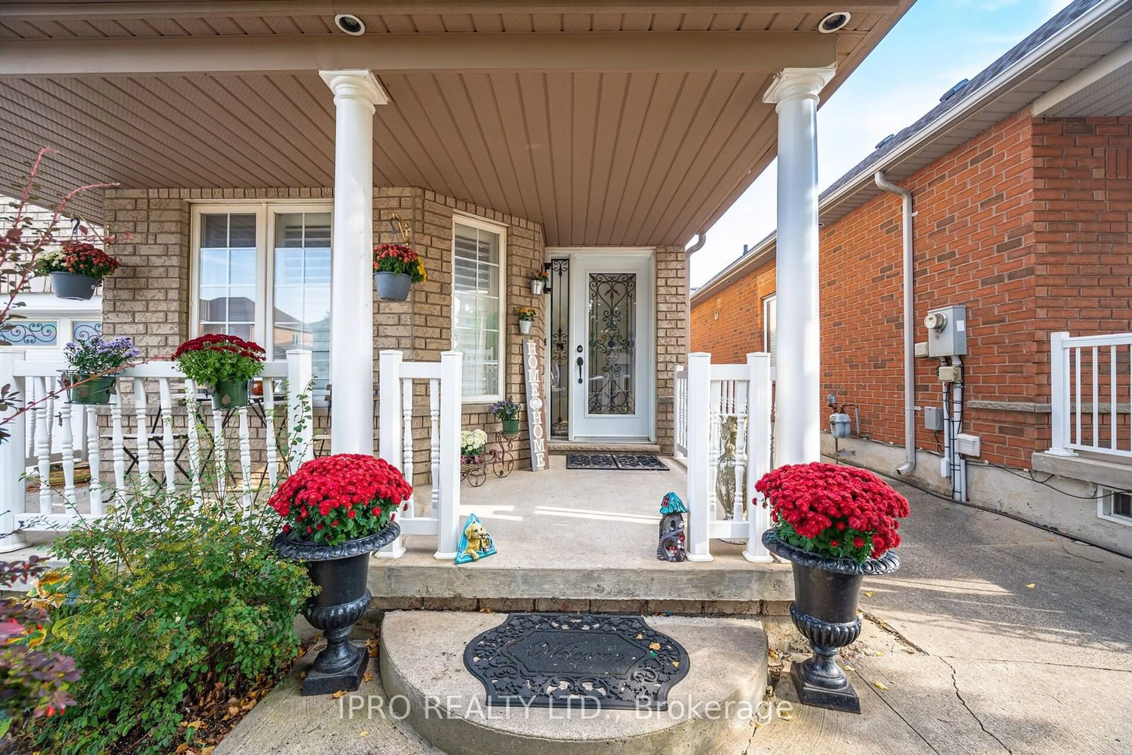 Indoor entryway, wood floors for 49 Australia Dr, Brampton Ontario L6R 3G1