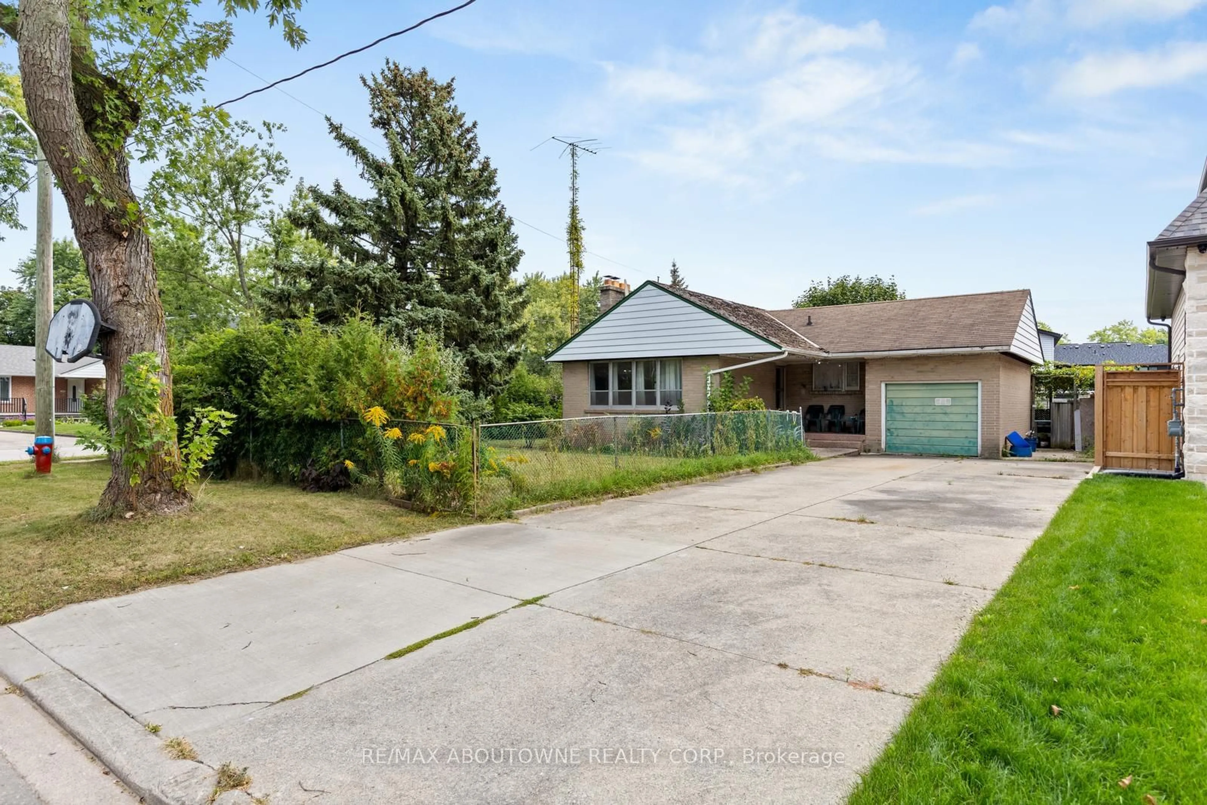 Frontside or backside of a home, the street view for 478 Trillium Dr, Oakville Ontario L6K 1S9