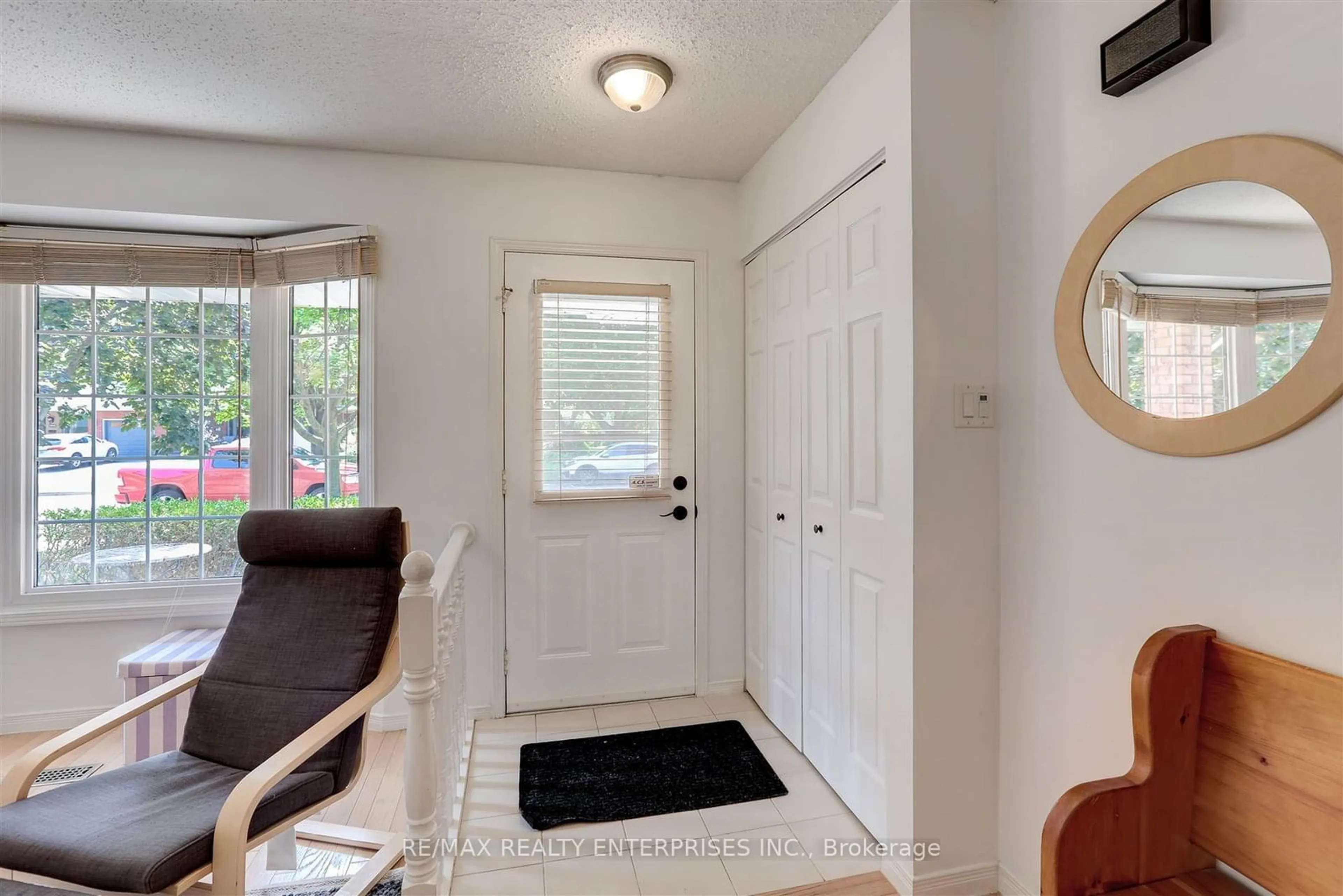 Indoor entryway, wood floors for 1102 Stephenson Dr, Burlington Ontario L7S 2A8