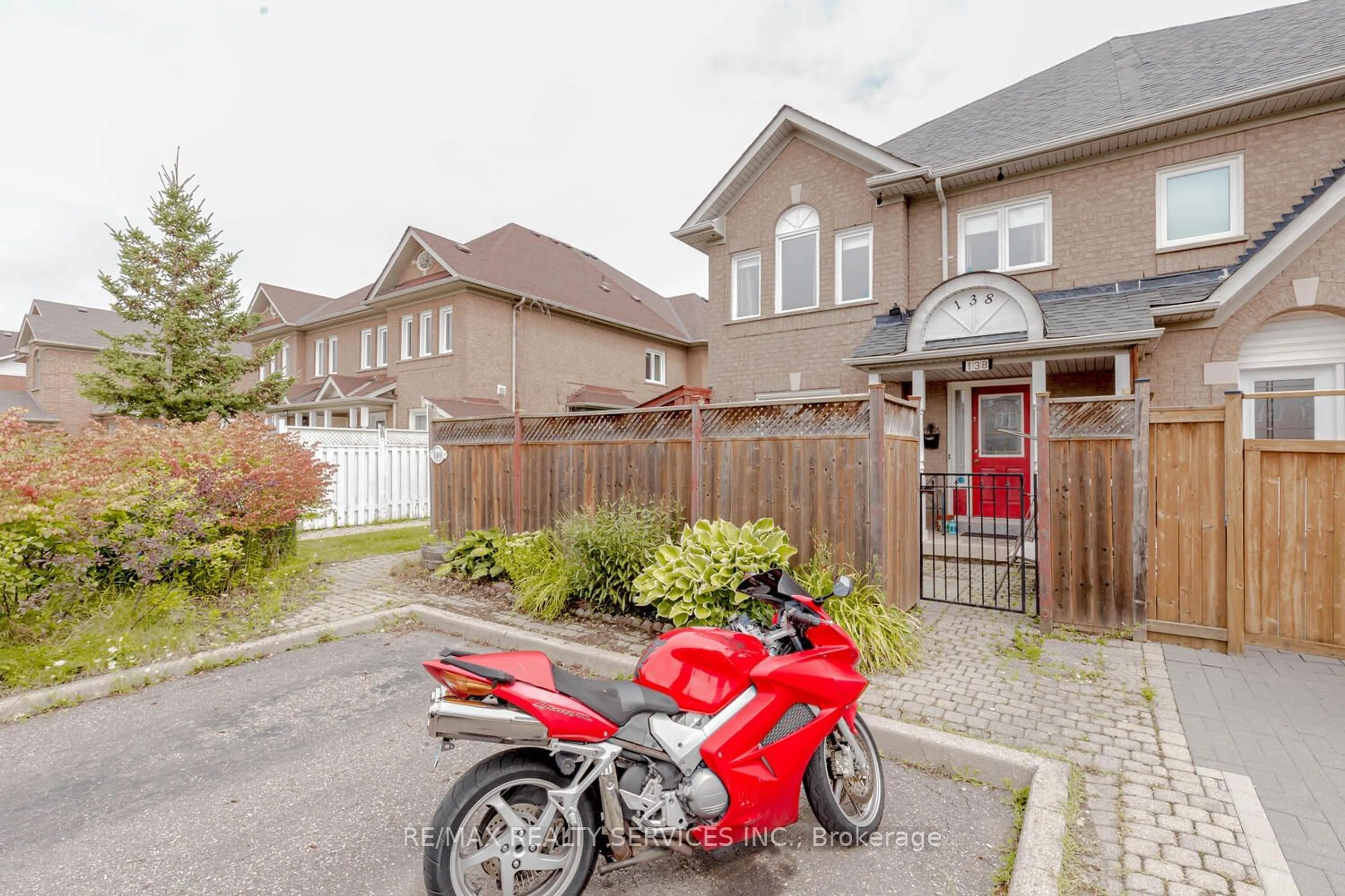 A pic from exterior of the house or condo, the street view for 138 Pressed Brick Dr, Brampton Ontario L6V 4K6