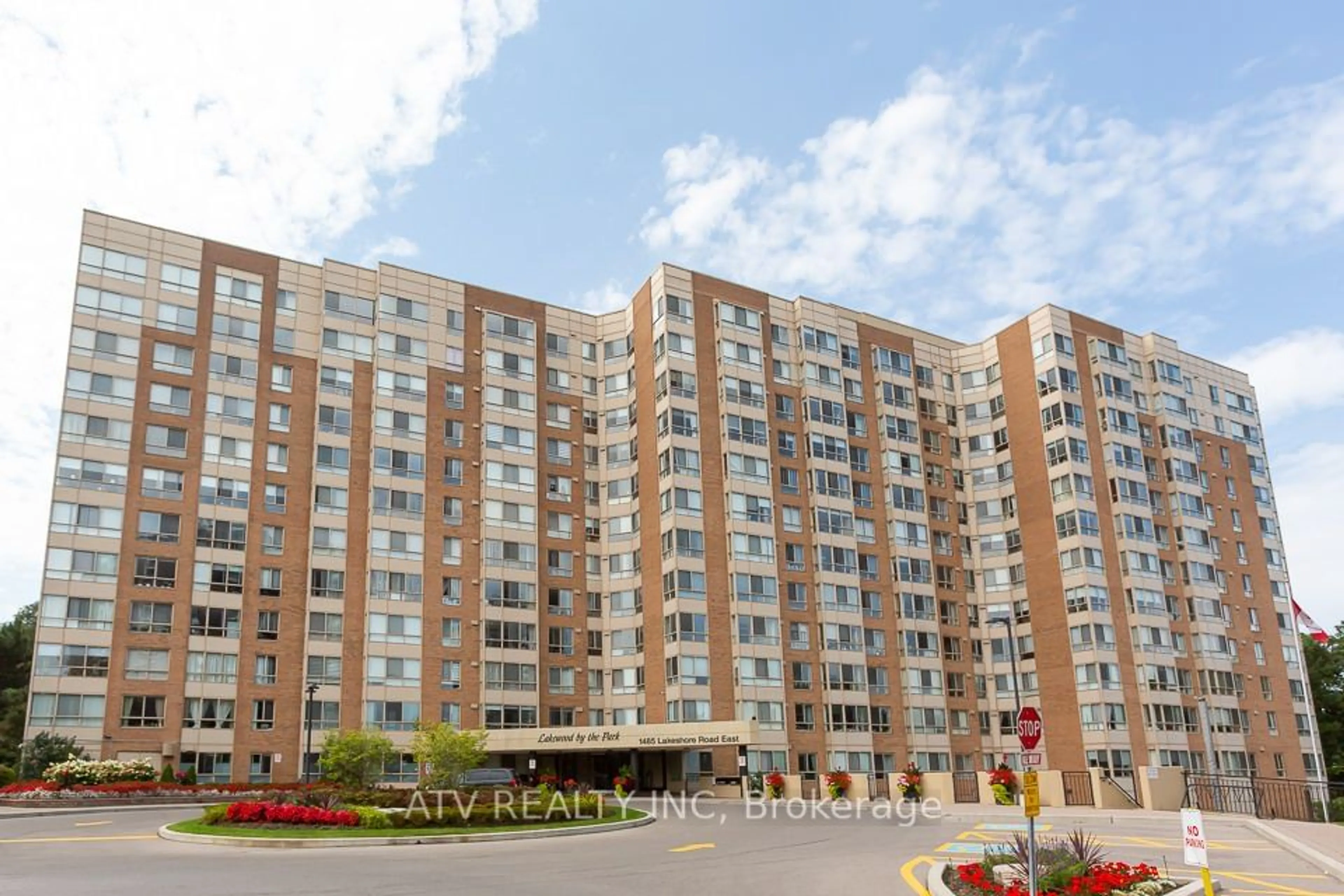 A pic from exterior of the house or condo for 1485 Lakeshore Rd #911, Mississauga Ontario L5E 3G2