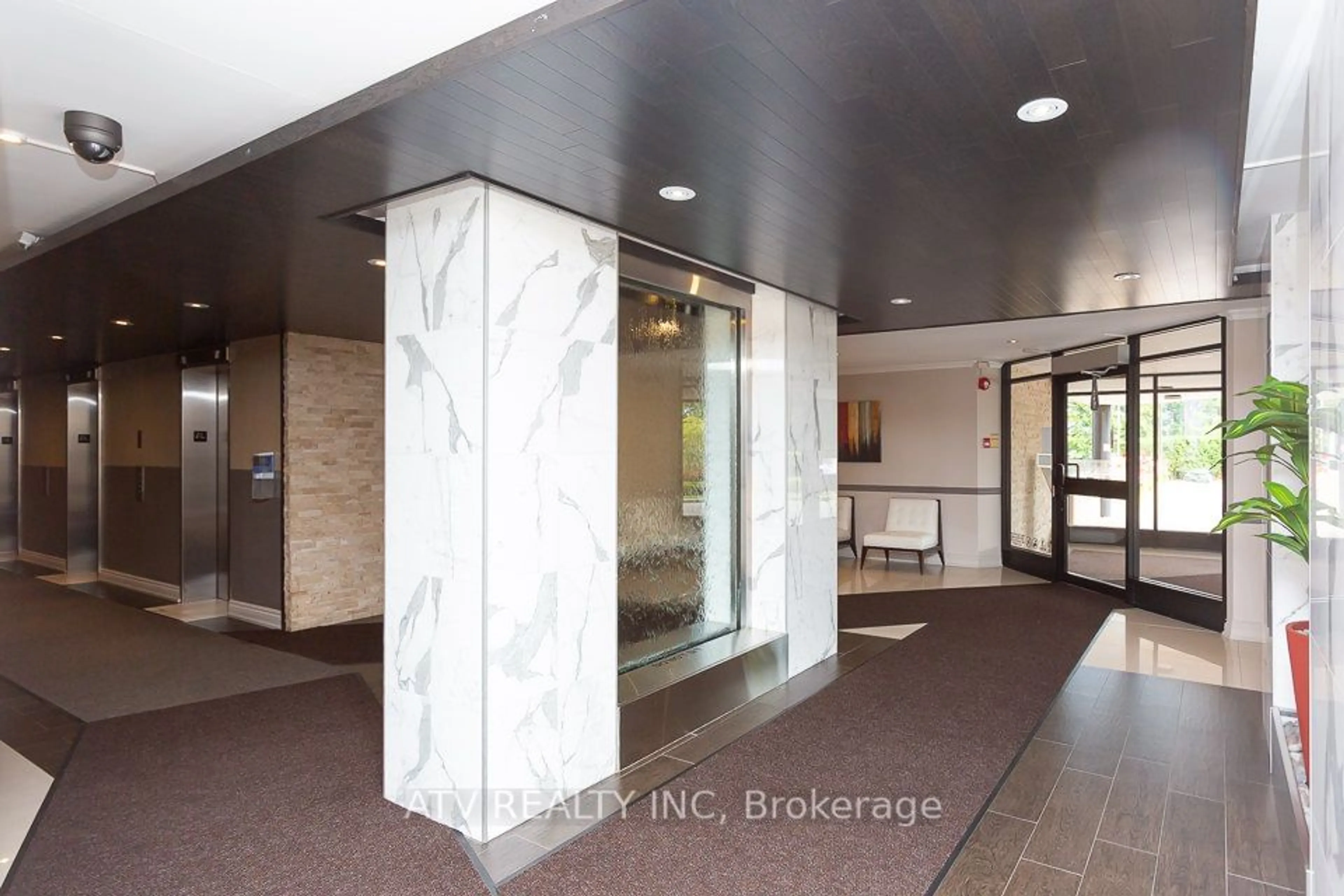 Indoor foyer for 1485 Lakeshore Rd #911, Mississauga Ontario L5E 3G2