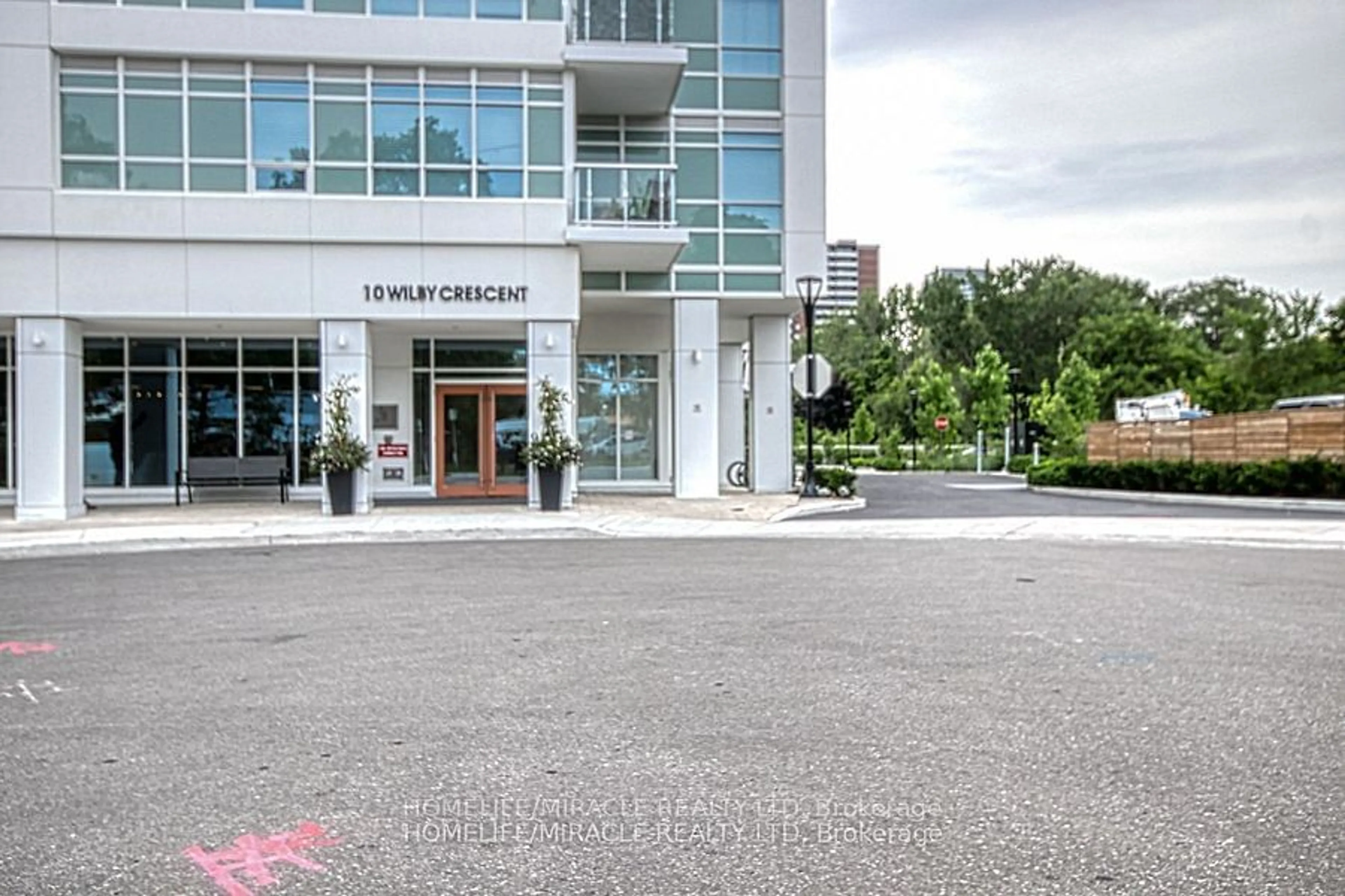 Indoor foyer, cement floor for 10 Wilby Cres #402, Toronto Ontario M9N 1E6