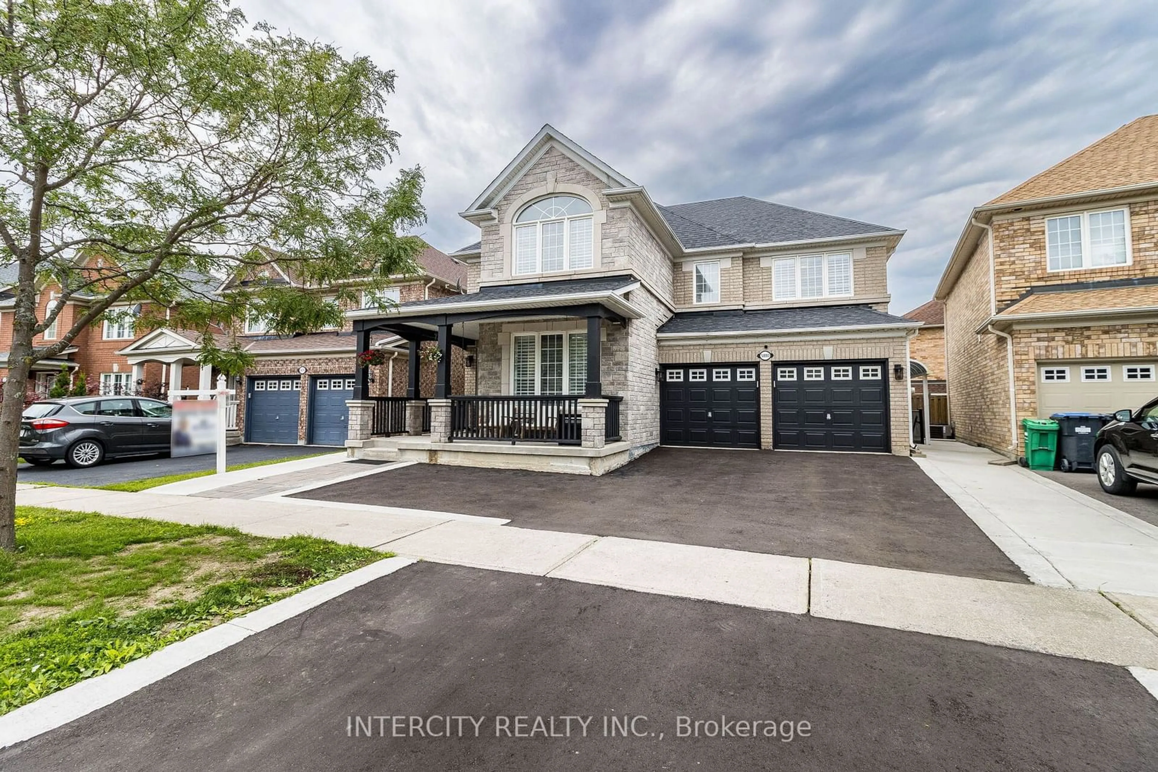 Home with brick exterior material for 5880 Osprey Blvd, Mississauga Ontario L5N 8J7