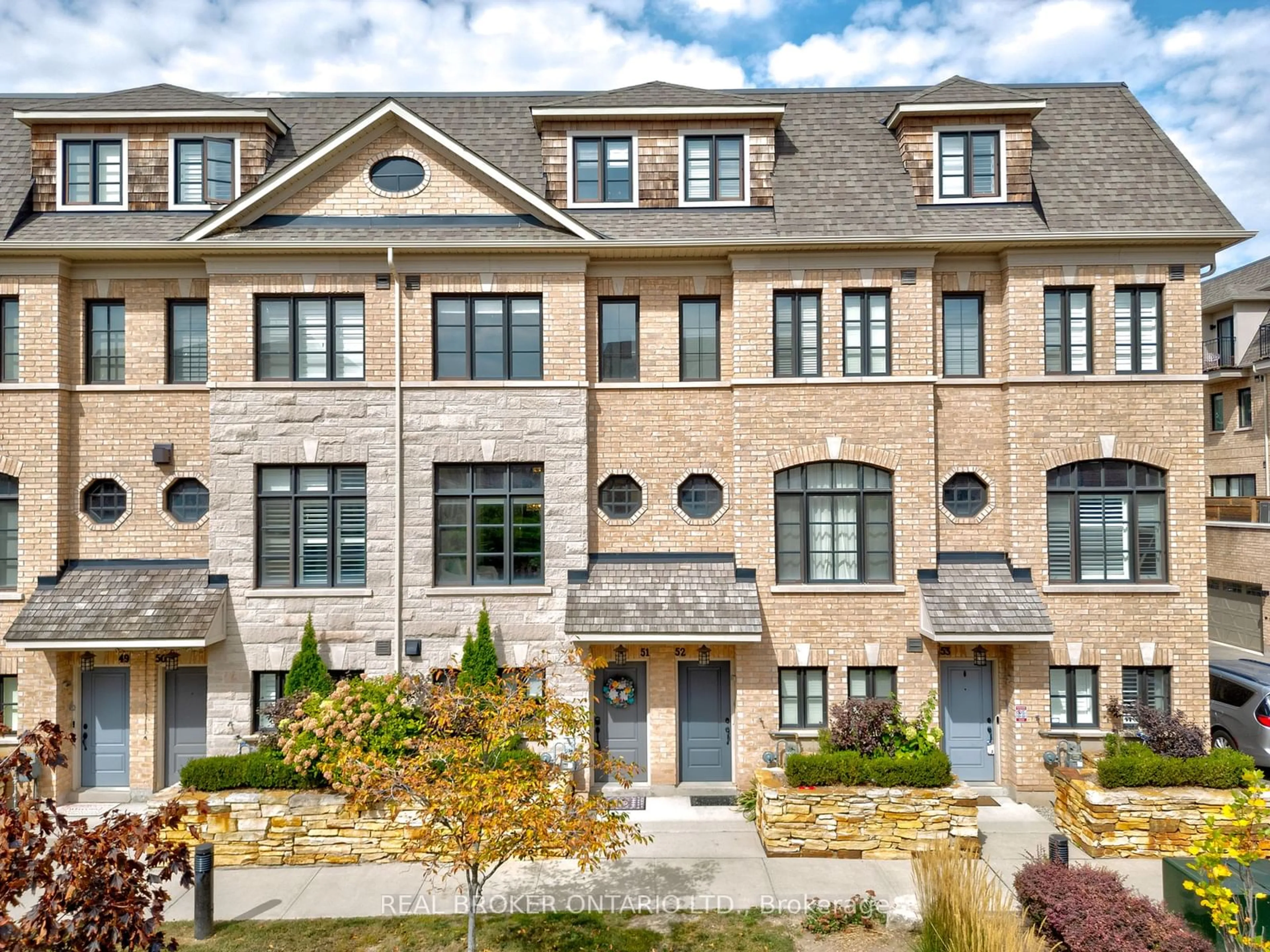 A pic from exterior of the house or condo for 275 Royalton Common #51, Oakville Ontario L6H 0N2