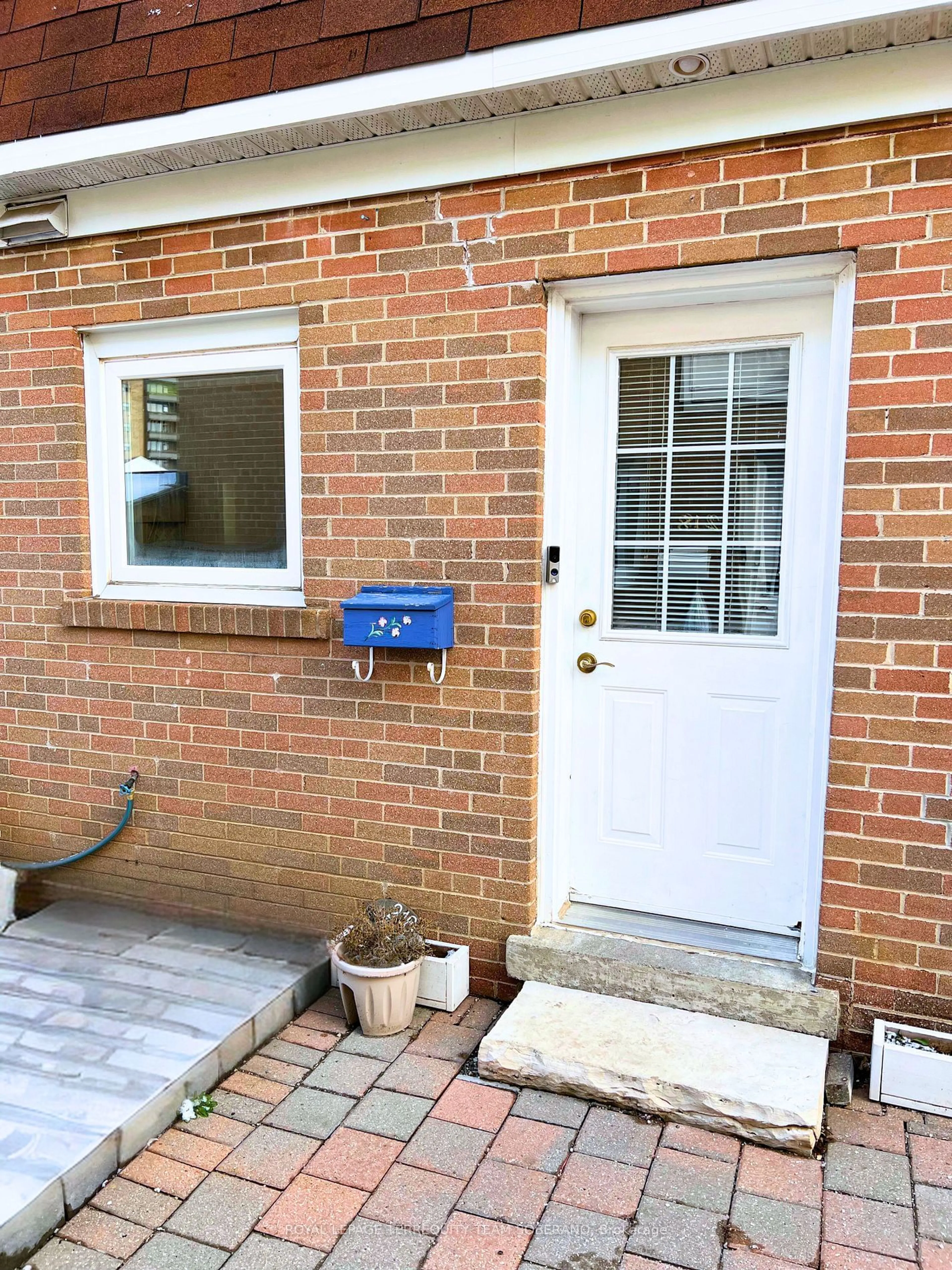 A pic from exterior of the house or condo for 216 Town House Cres #27, Brampton Ontario L6W 3C6