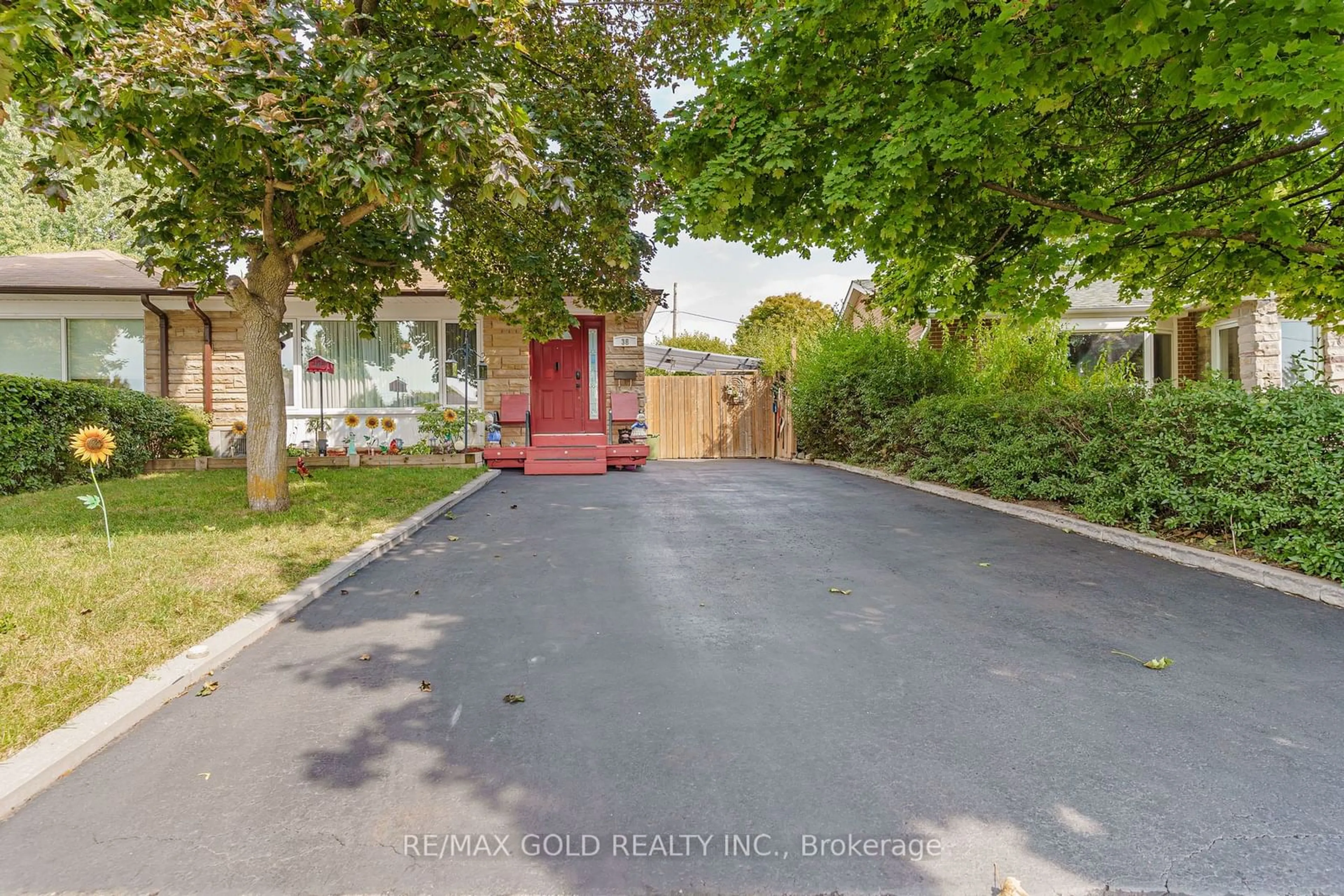 A pic from outside/outdoor area/front of a property/back of a property/a pic from drone, street for 38 Ascot Ave, Brampton Ontario L6T 2P6