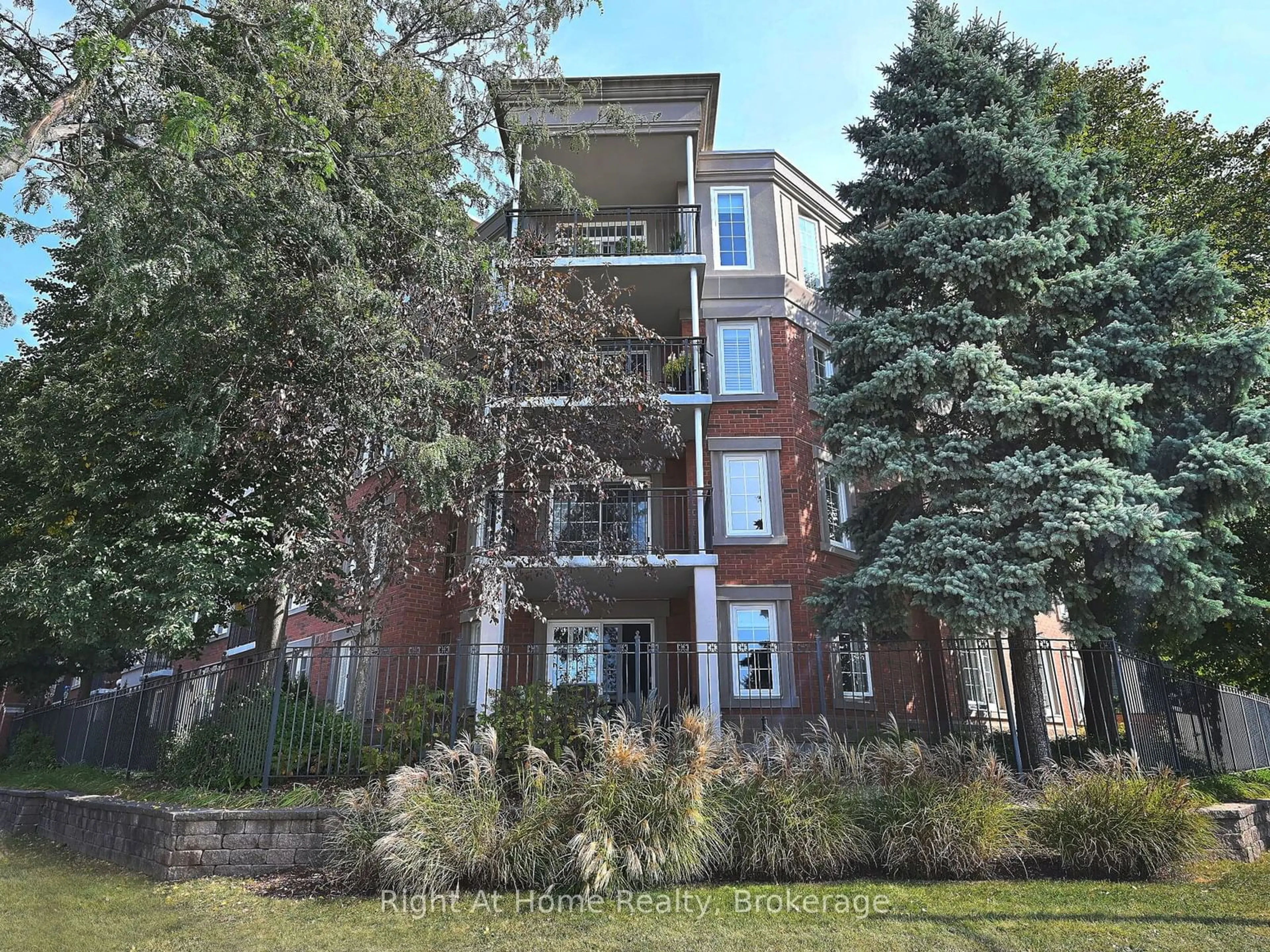 A pic from exterior of the house or condo, the front or back of building for 2301 Parkhaven Blvd #204, Oakville Ontario L6H 6V6