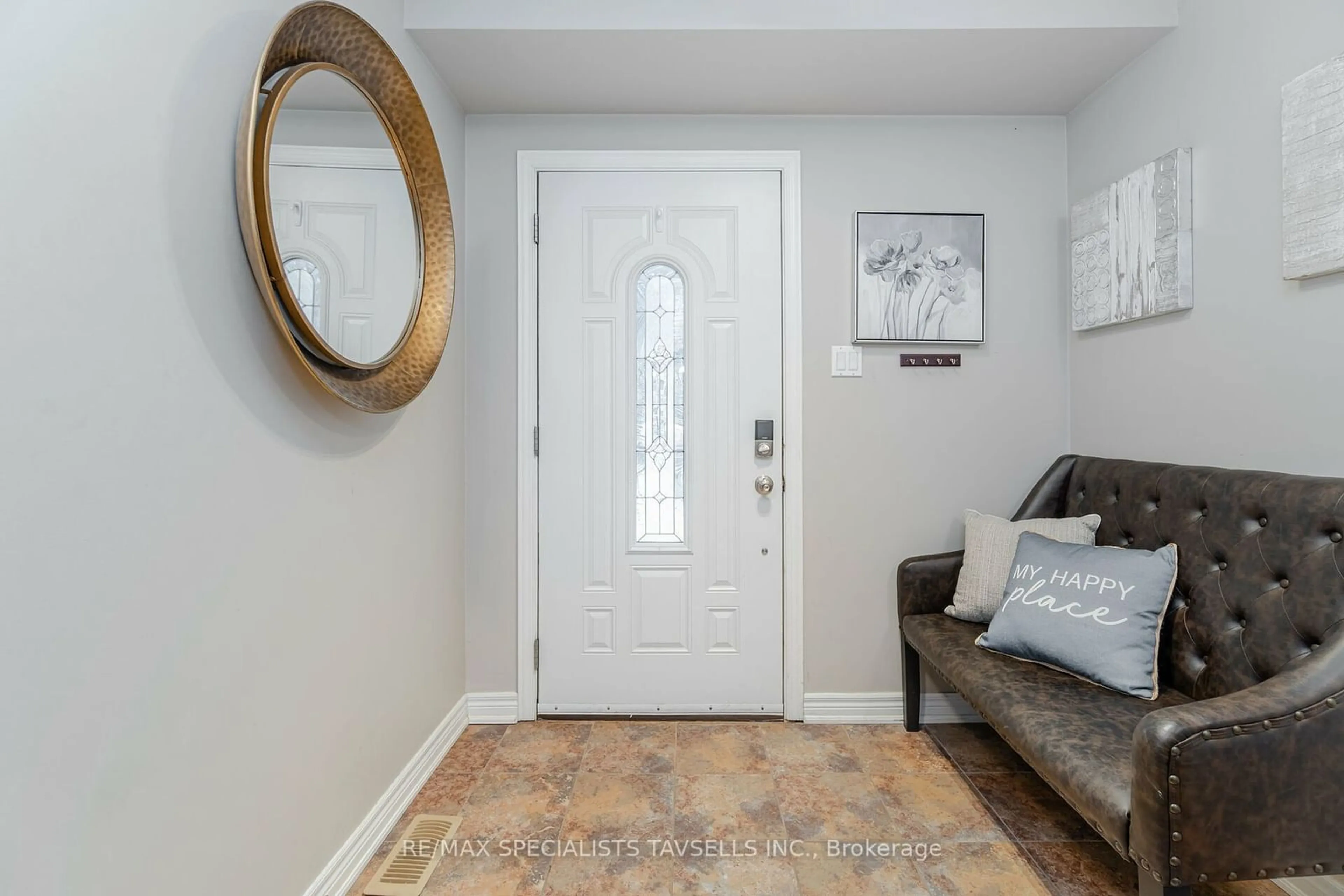 Indoor entryway, wood floors for 5593 Escarpment Sdrd, Caledon Ontario L7C 0A9