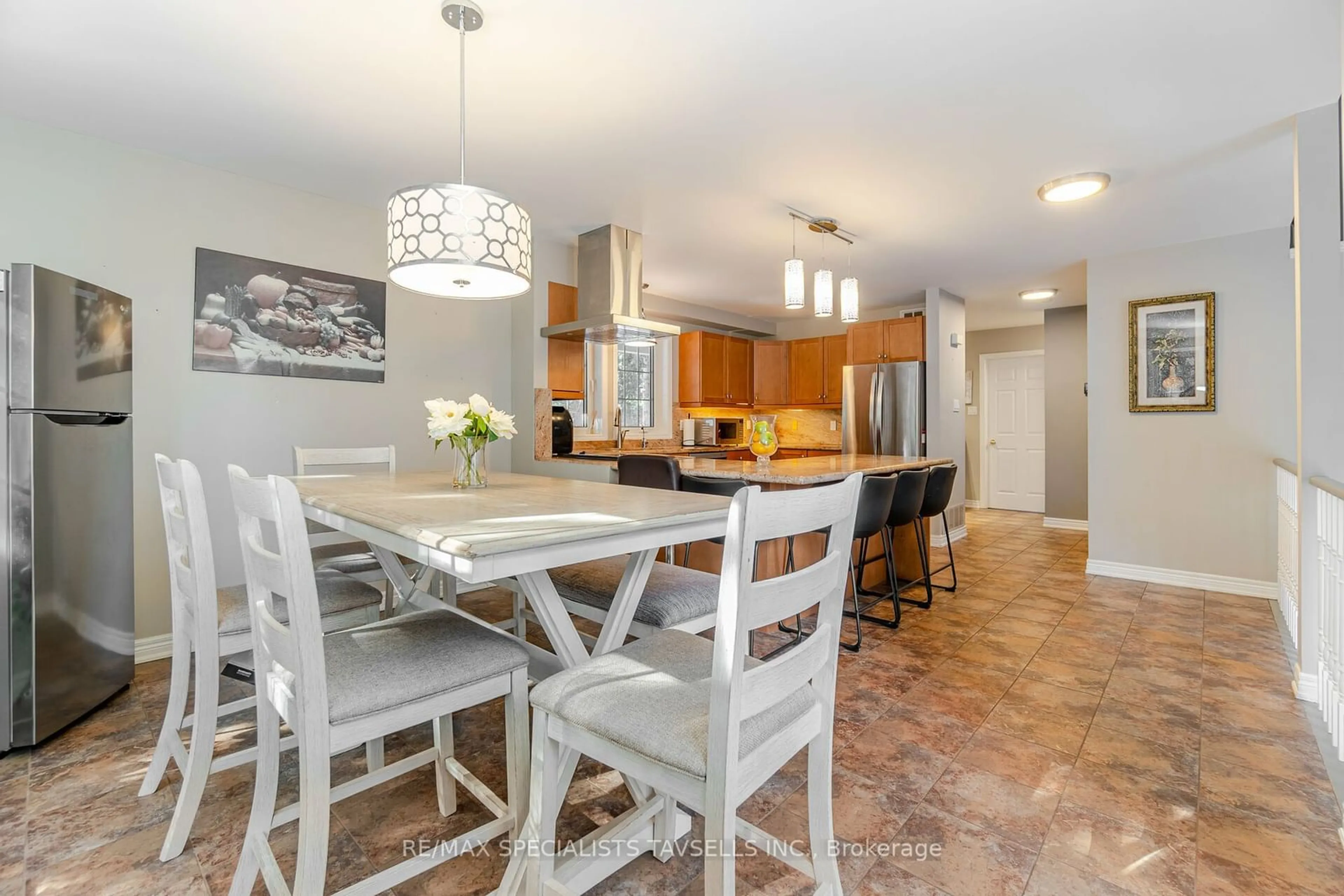 Open concept kitchen for 5593 Escarpment Sdrd, Caledon Ontario L7C 0A9