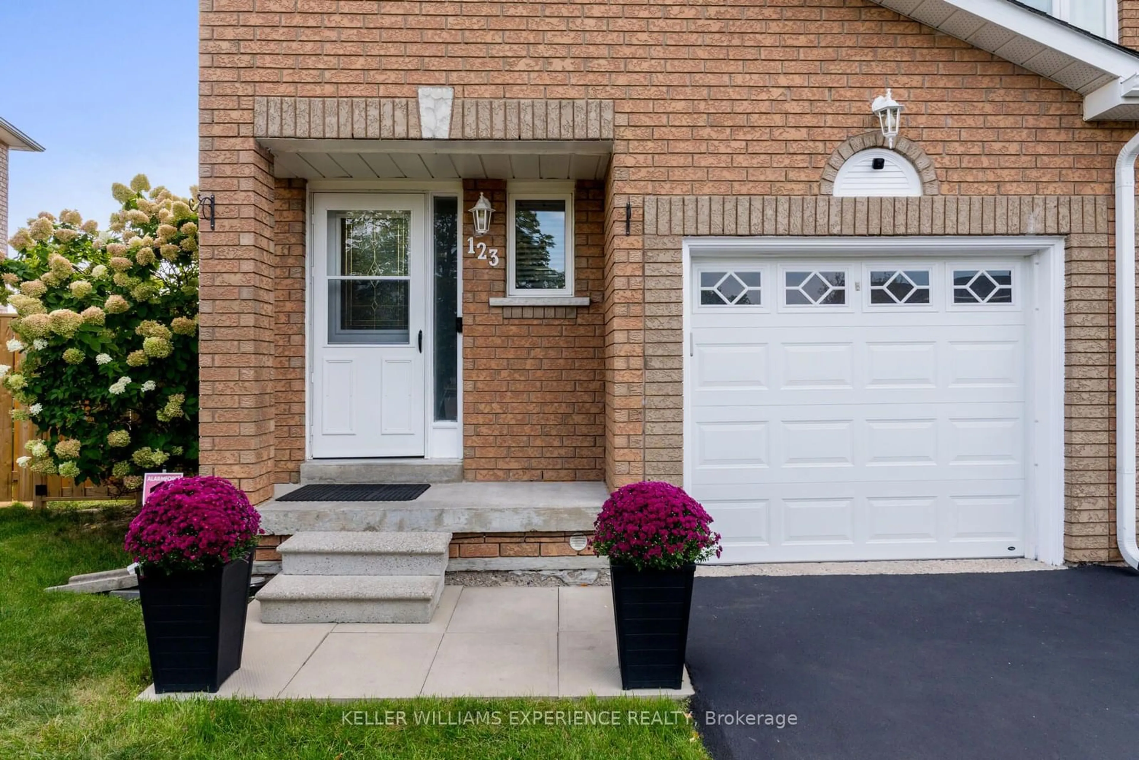 Home with brick exterior material for 200 Cresthaven Rd #123, Brampton Ontario L7A 1J5