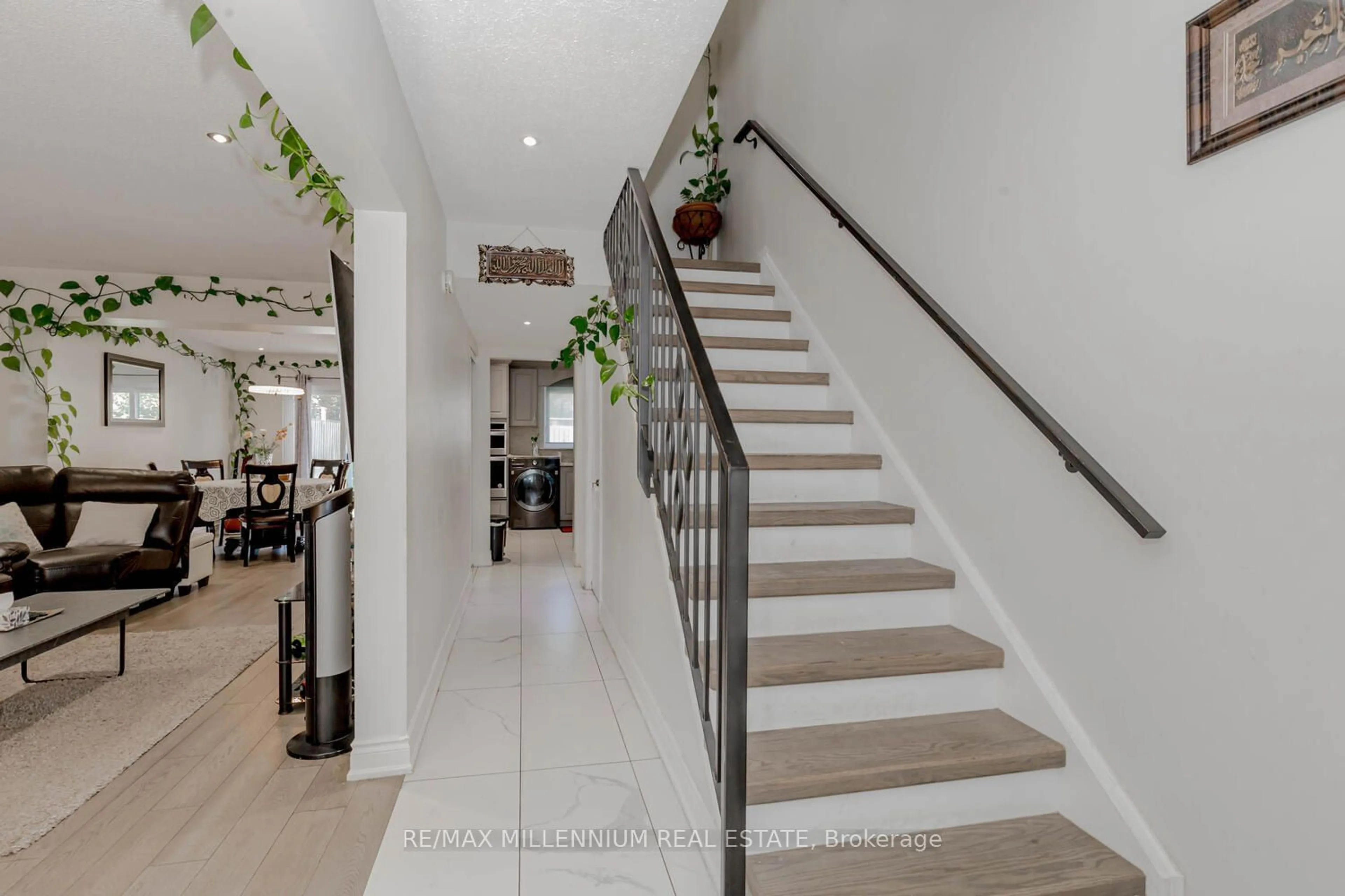 Indoor foyer, wood floors for 48 Garside Cres, Brampton Ontario L6S 1H6