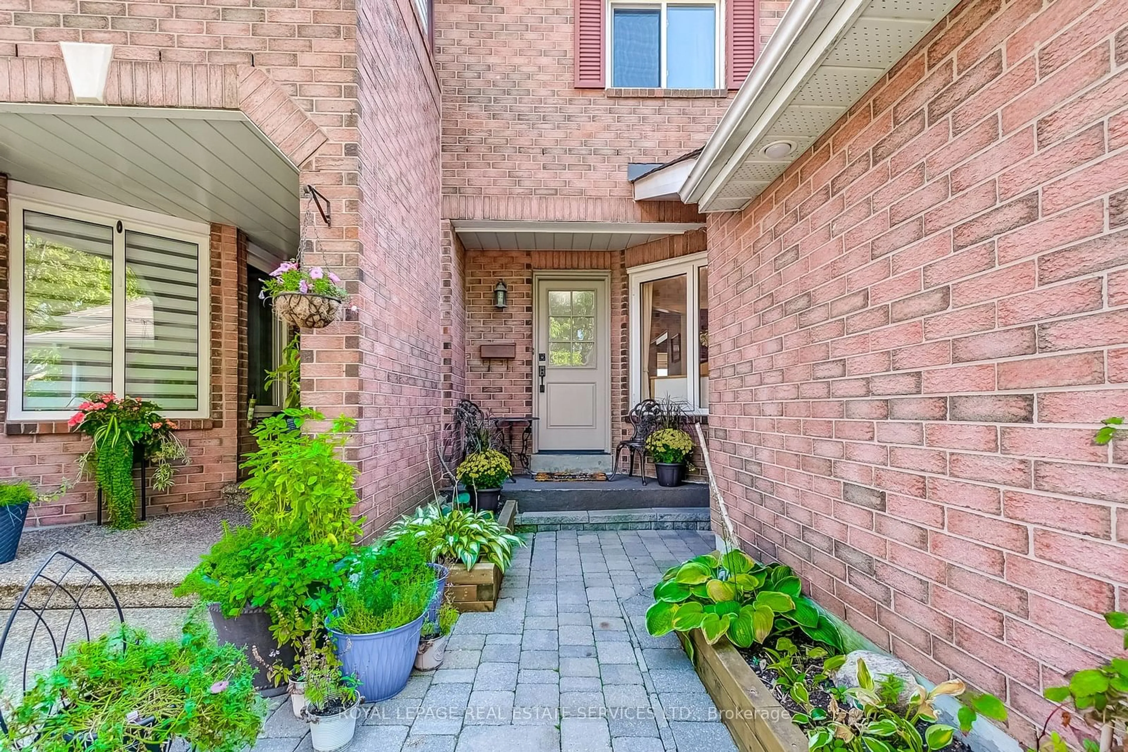 Home with brick exterior material for 2785 Lindholm Cres, Mississauga Ontario L5M 4P7