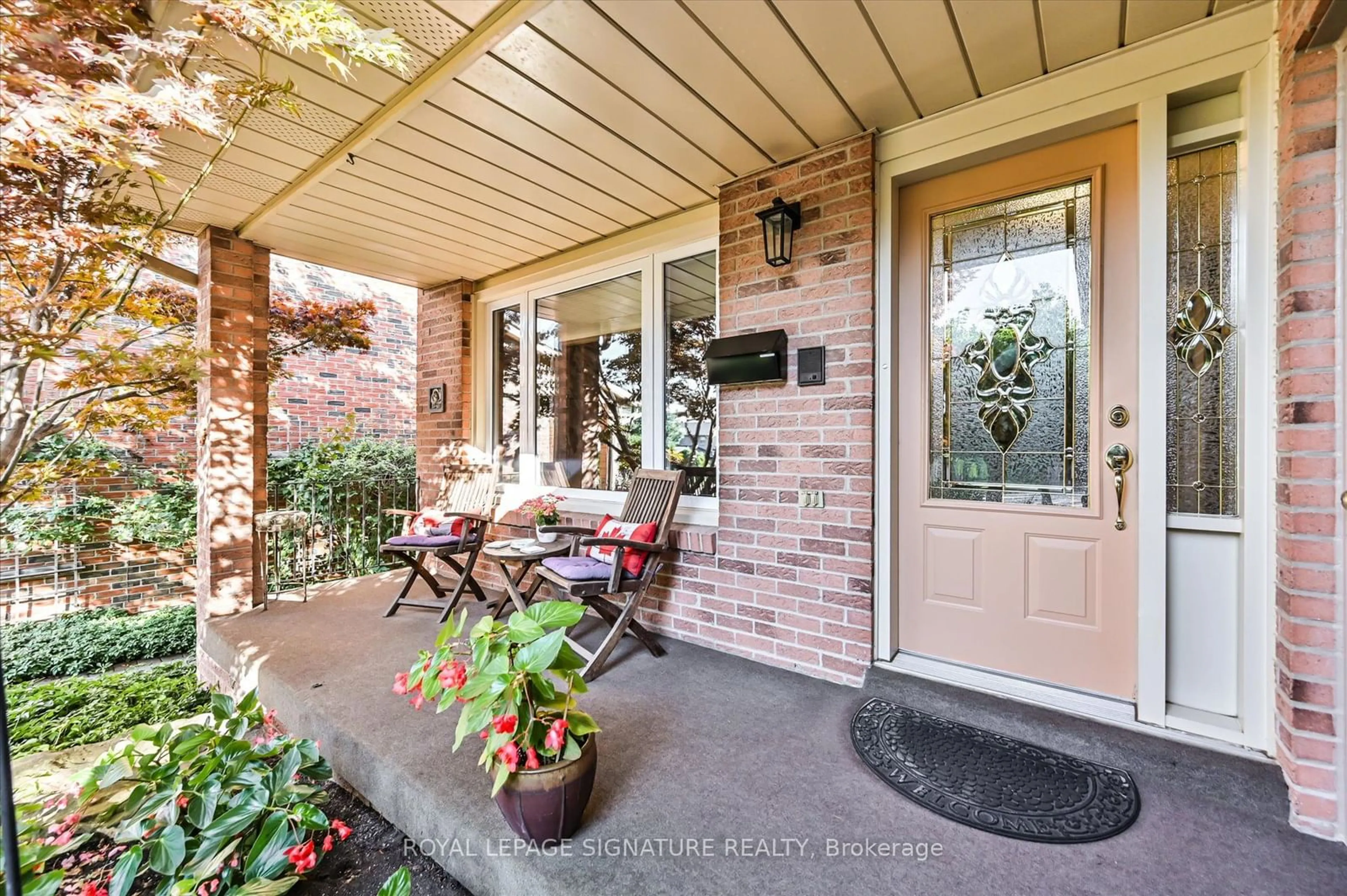 Indoor entryway, wood floors for 4128 Powderhorn Cres, Mississauga Ontario L5L 3B9