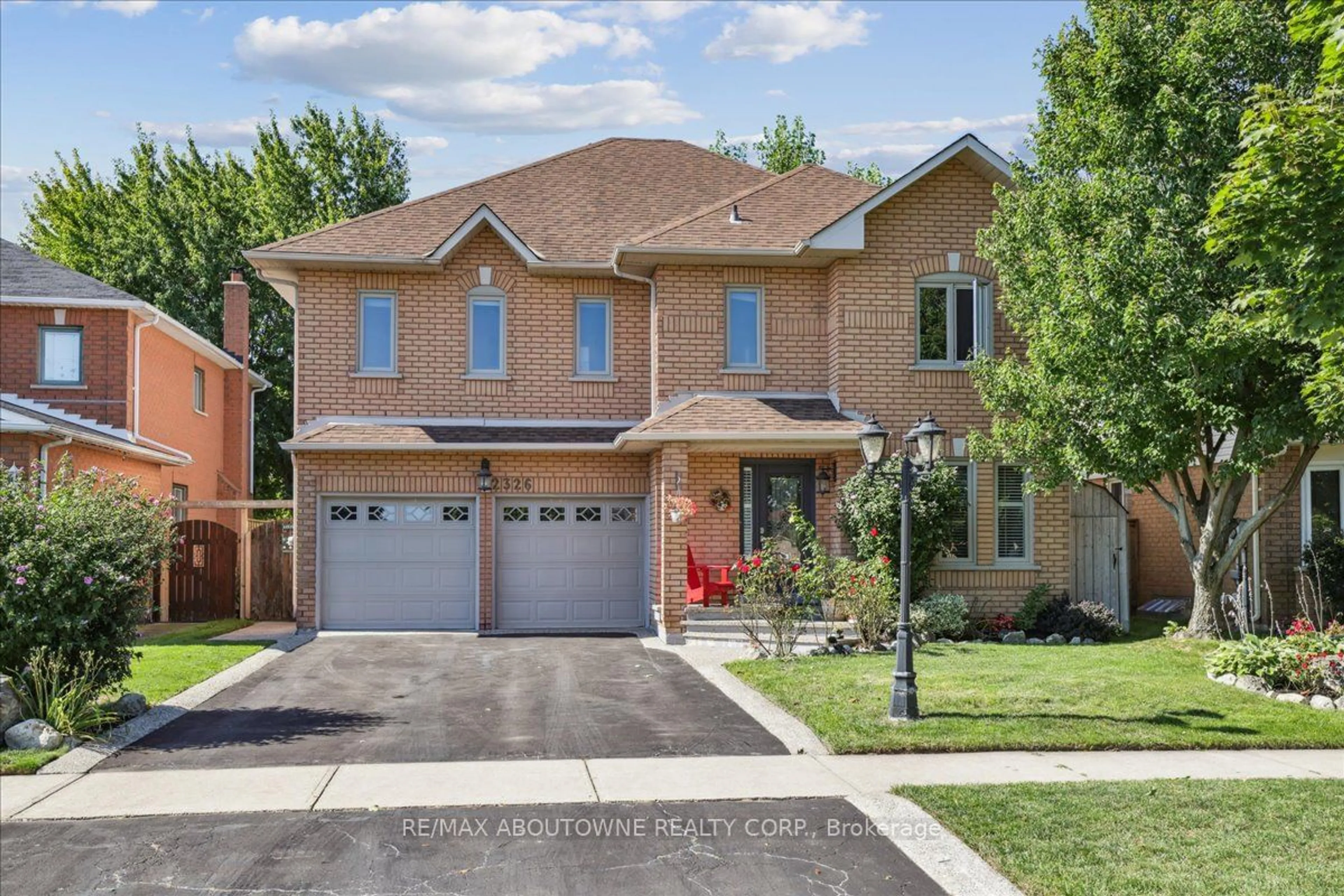 Home with brick exterior material for 2326 Mowat Ave, Oakville Ontario L6H 6B8