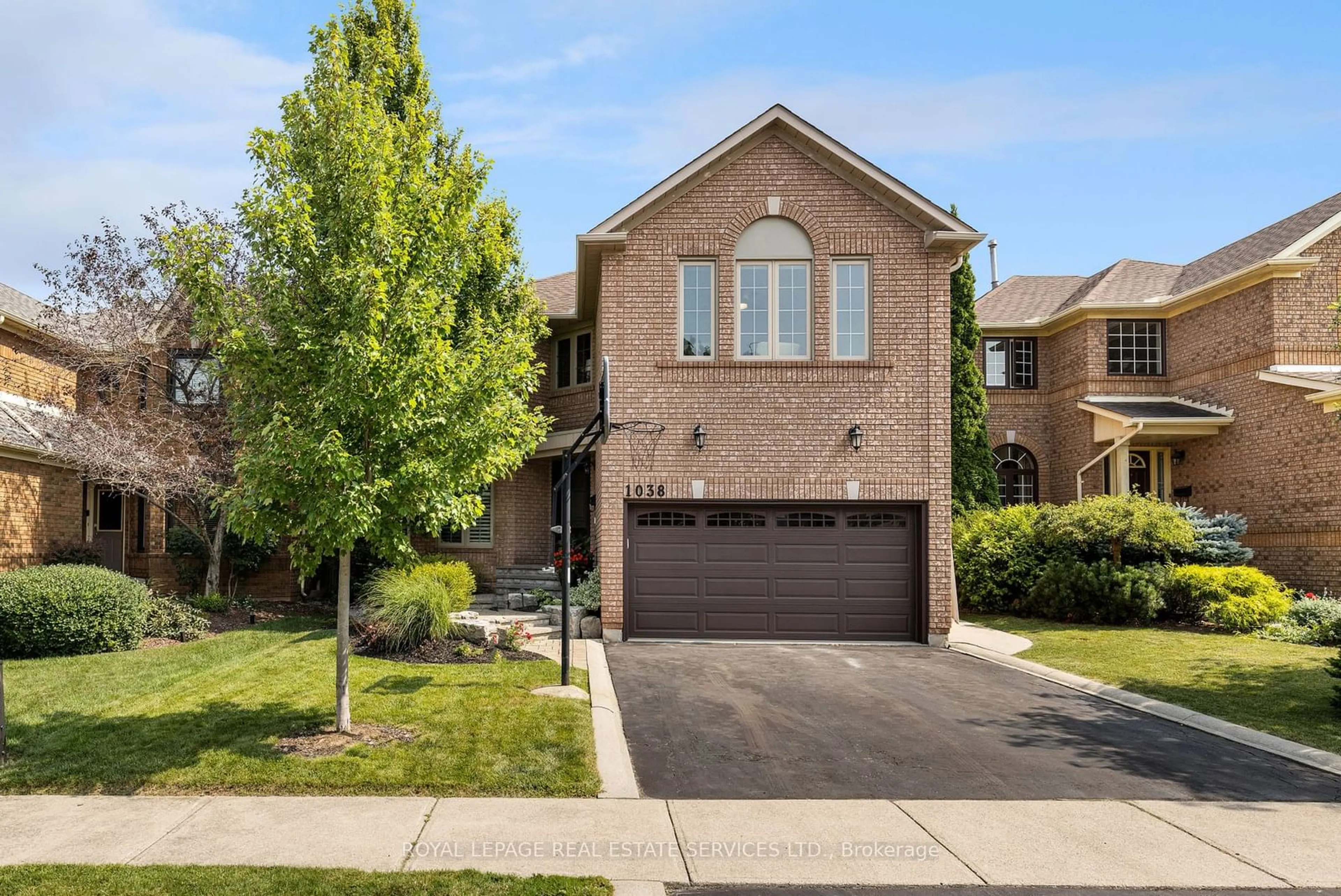 Frontside or backside of a home for 1038 Old Oak Dr, Oakville Ontario L6M 3K5