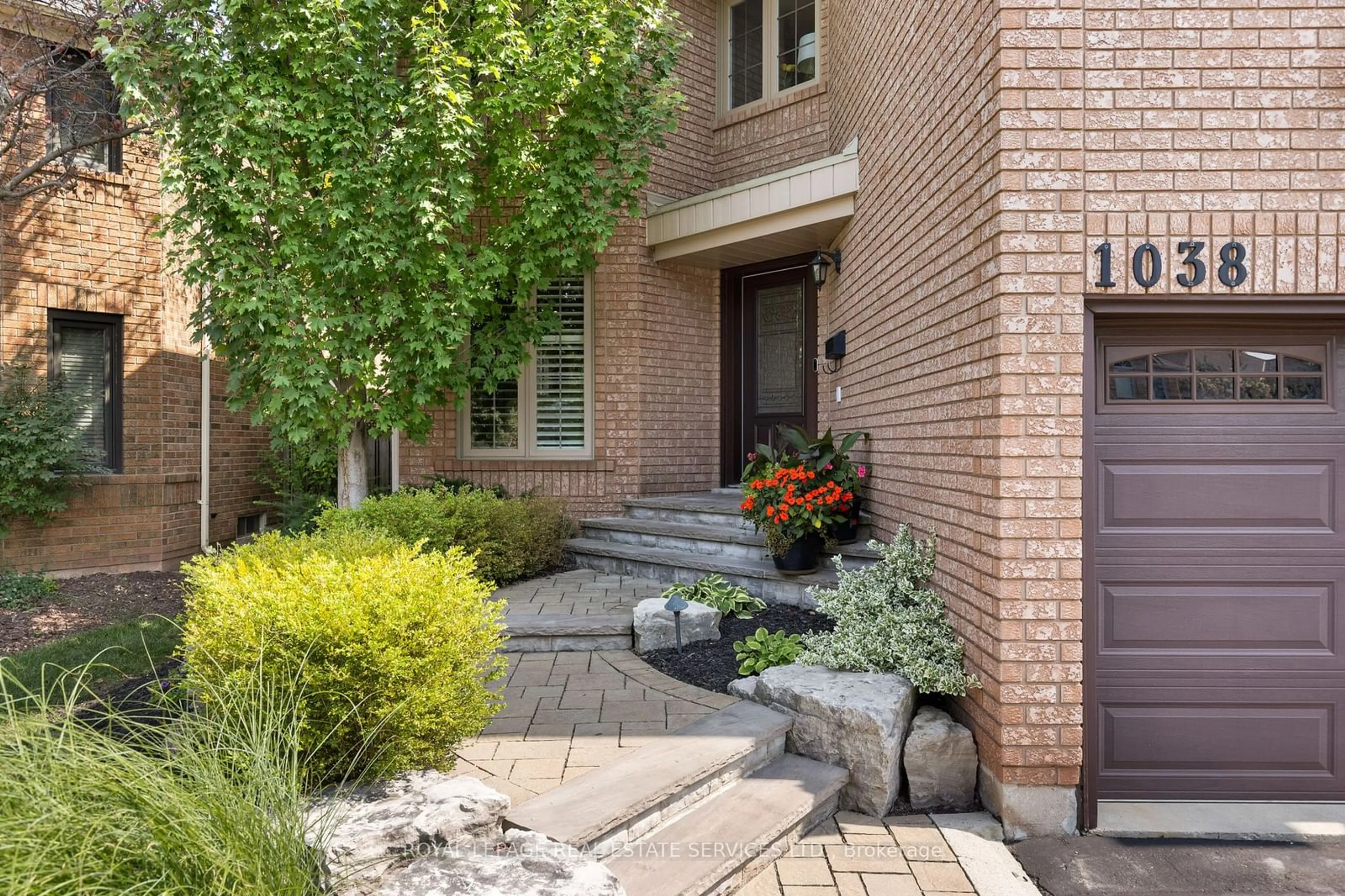 Home with brick exterior material for 1038 Old Oak Dr, Oakville Ontario L6M 3K5