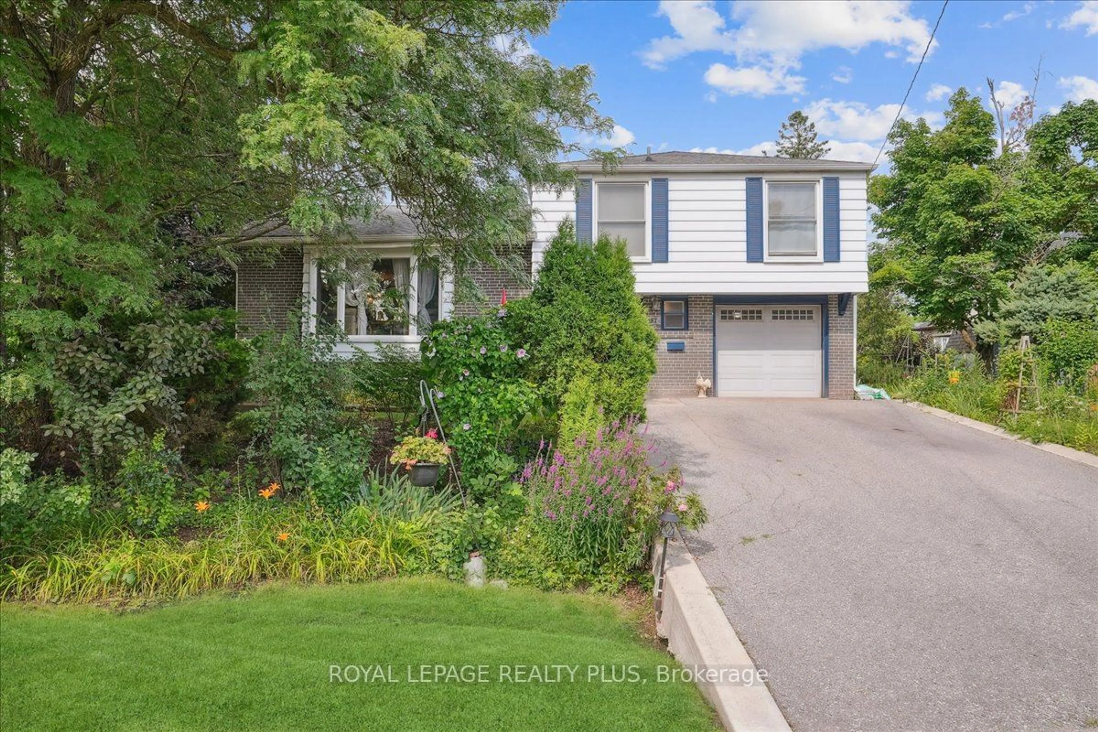 Frontside or backside of a home, the street view for 557 Trafford Cres, Oakville Ontario L6L 3T4