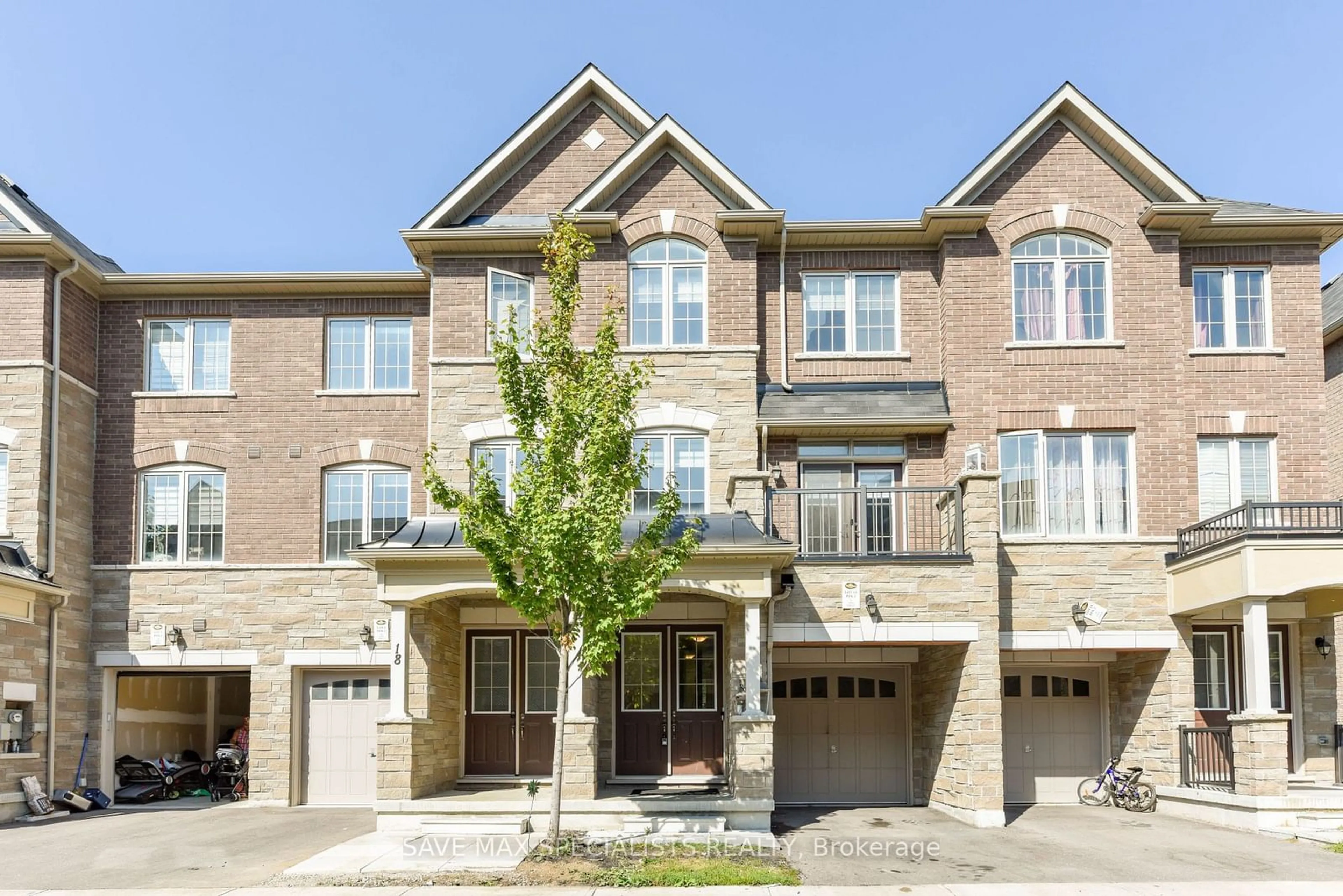 A pic from exterior of the house or condo for 16 FAYE St, Brampton Ontario L6P 4M9