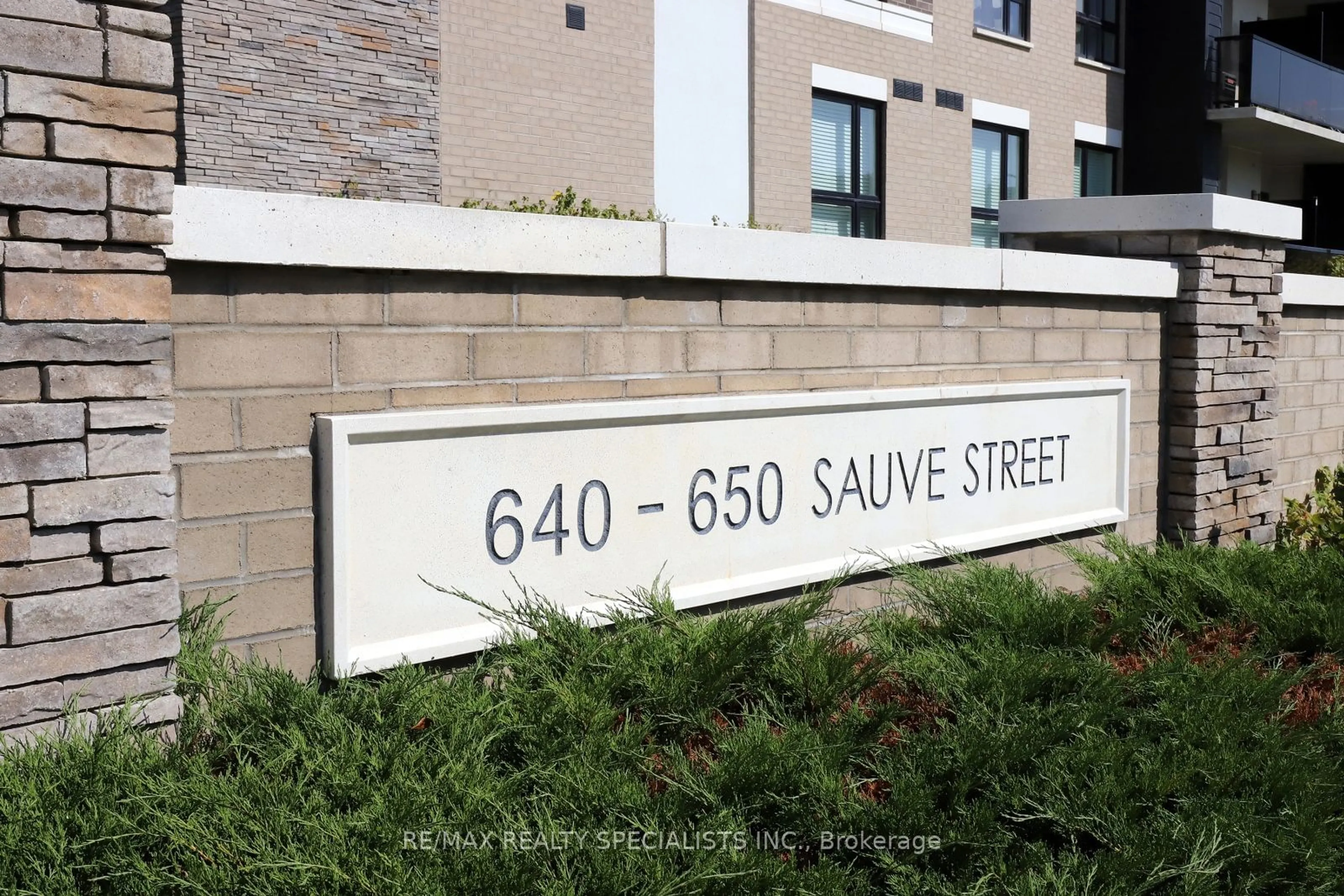 A pic from exterior of the house or condo, the street view for 650 Sauve St #501, Milton Ontario L9T 9A8