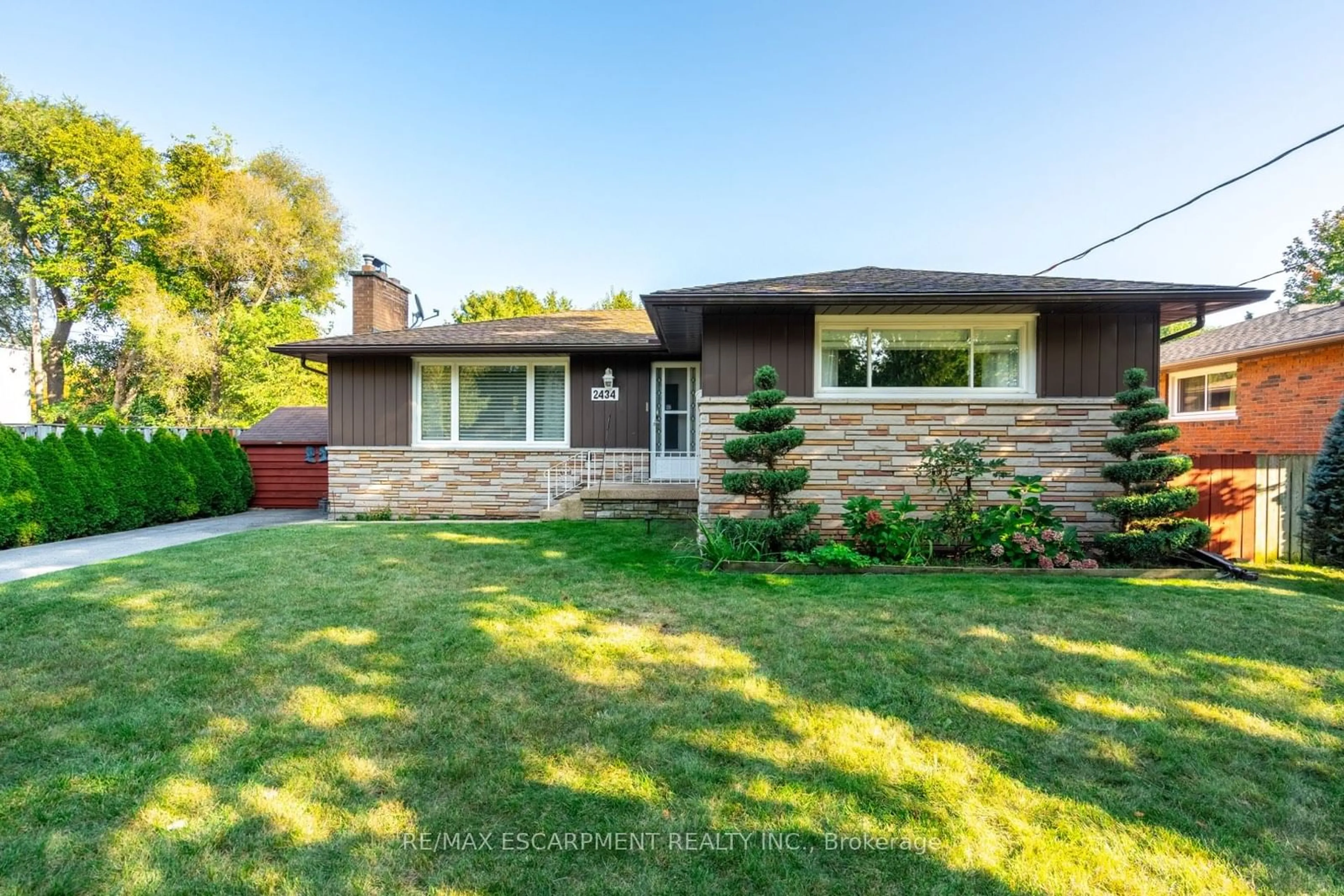 Home with brick exterior material for 2434 EILEEN Dr, Burlington Ontario L7R 1M8