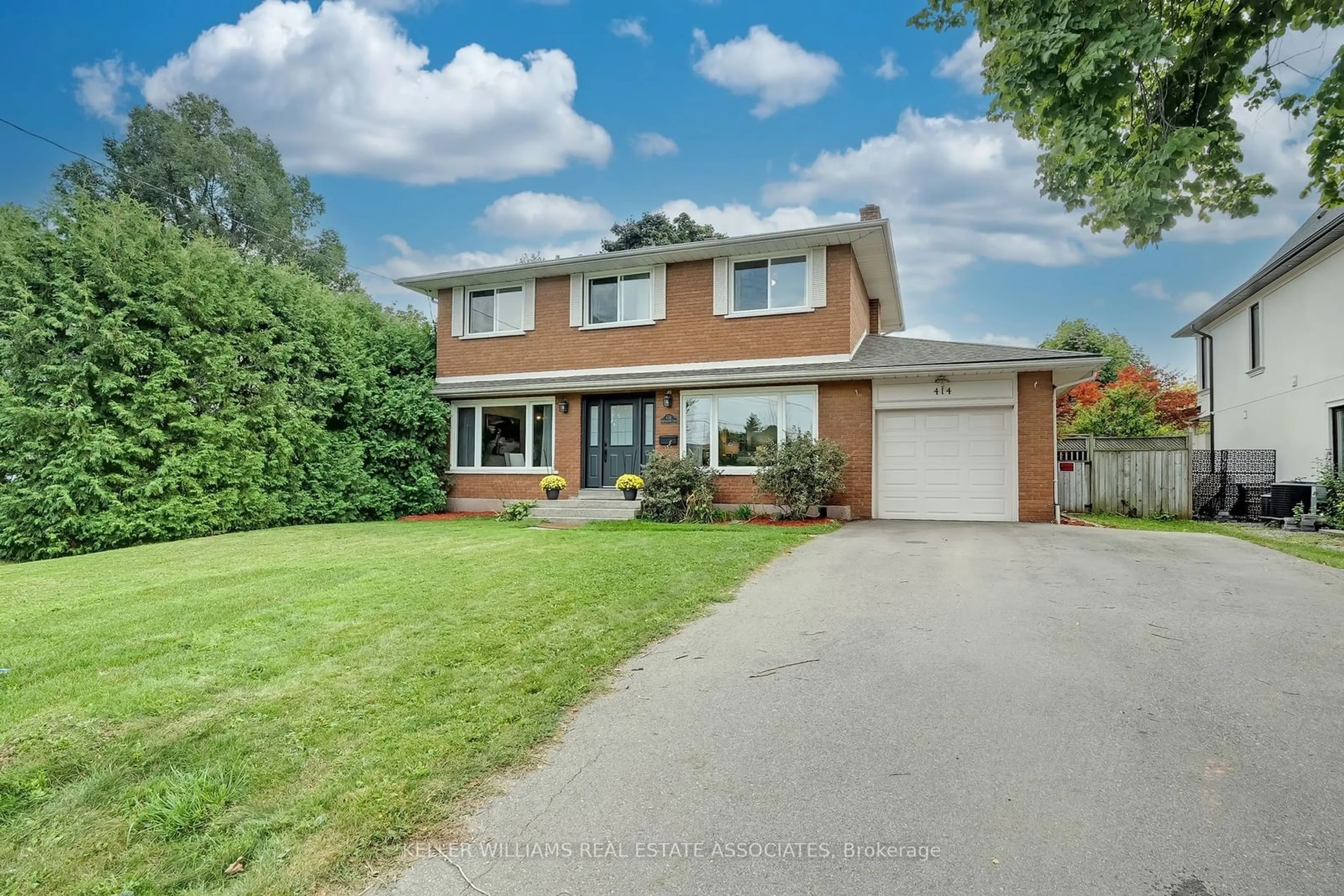 Frontside or backside of a home for 414 Southland Cres, Oakville Ontario L6L 3N8