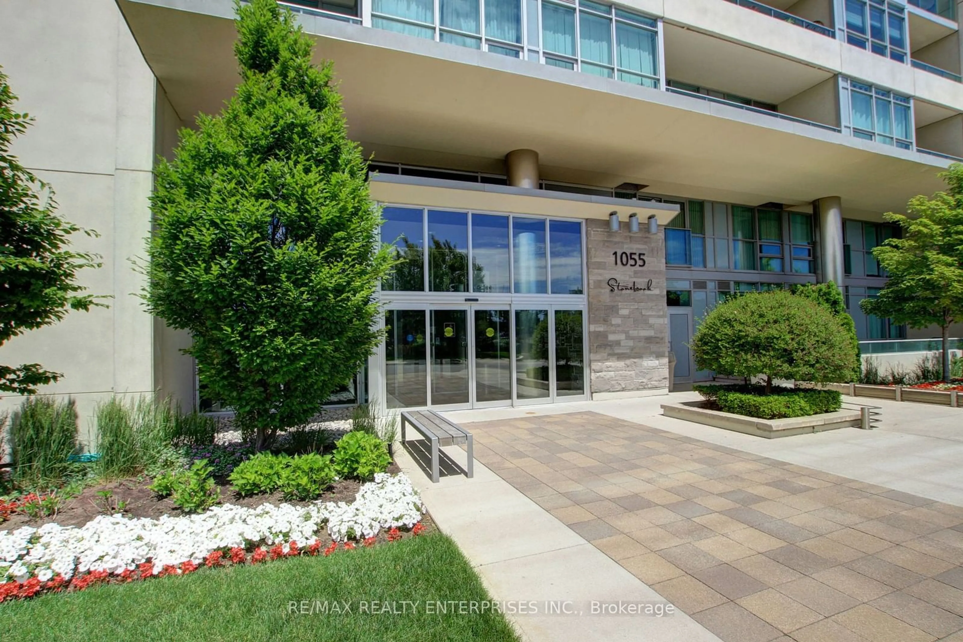 A pic from exterior of the house or condo for 1055 Southdown Rd #914, Mississauga Ontario L5J 0A3