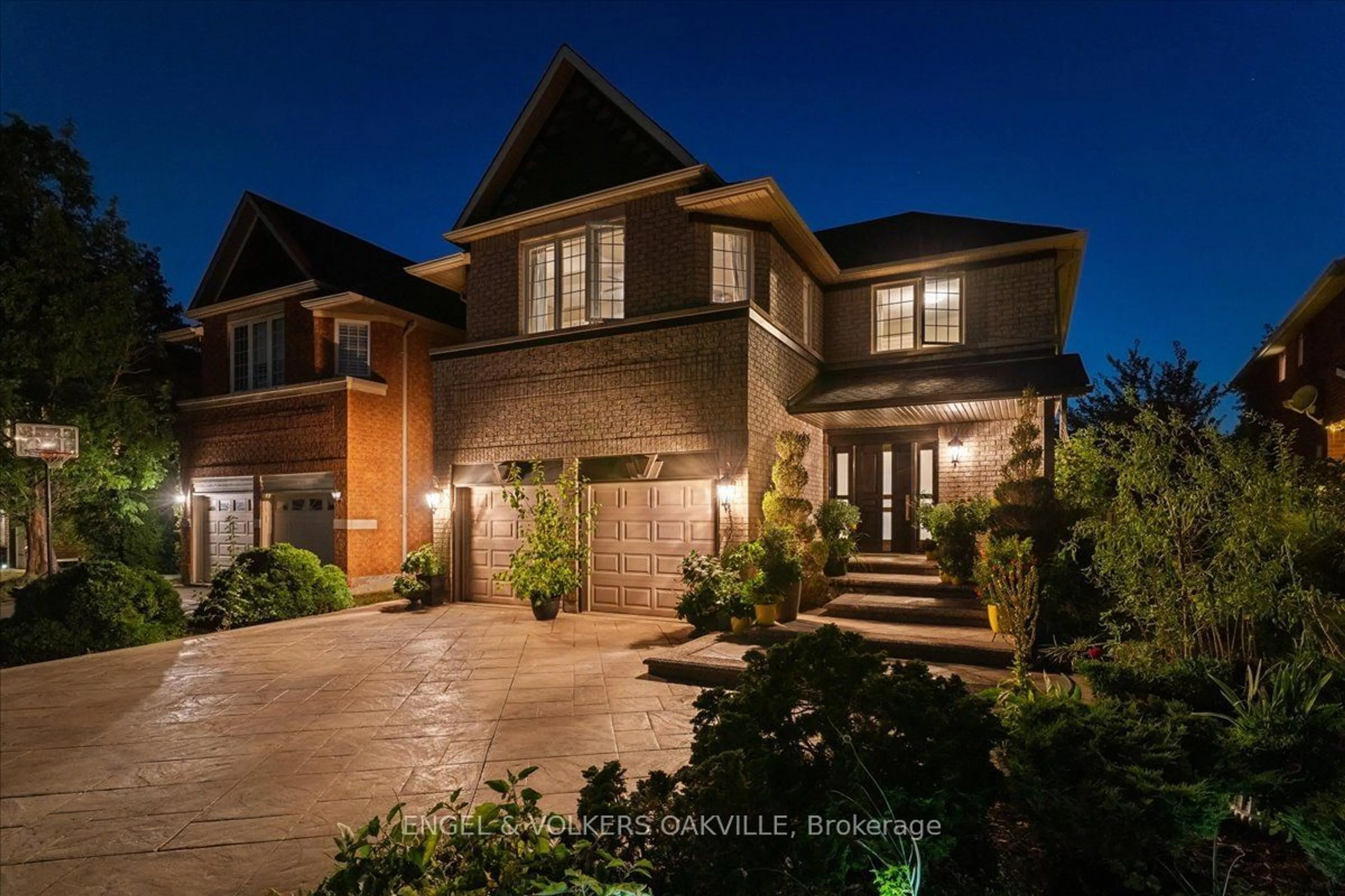 Frontside or backside of a home for 527 Ravineview Way, Oakville Ontario L6H 6S9