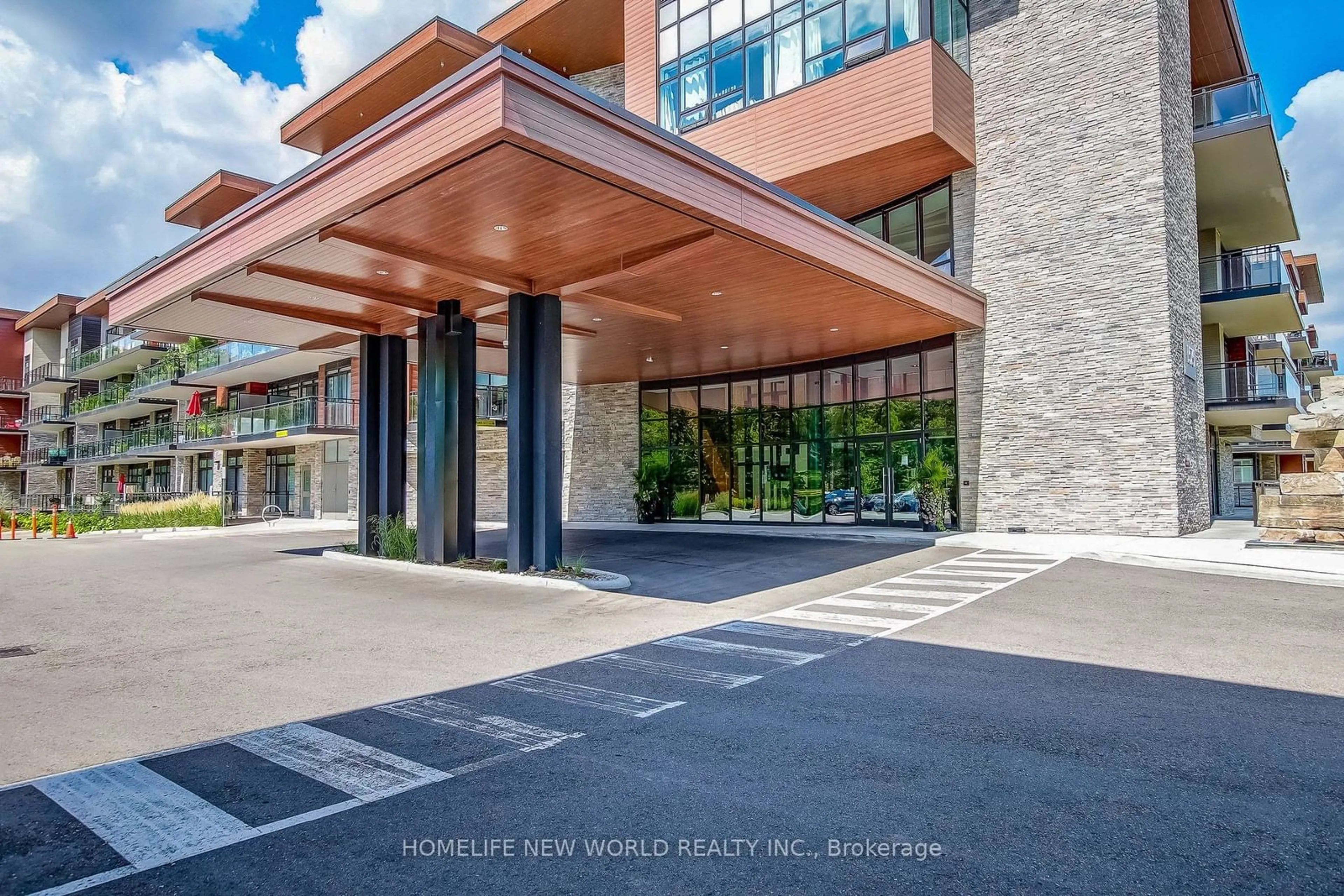 Indoor lobby for 1575 Lakeshore Rd #GR17, Mississauga Ontario L5J 0B1