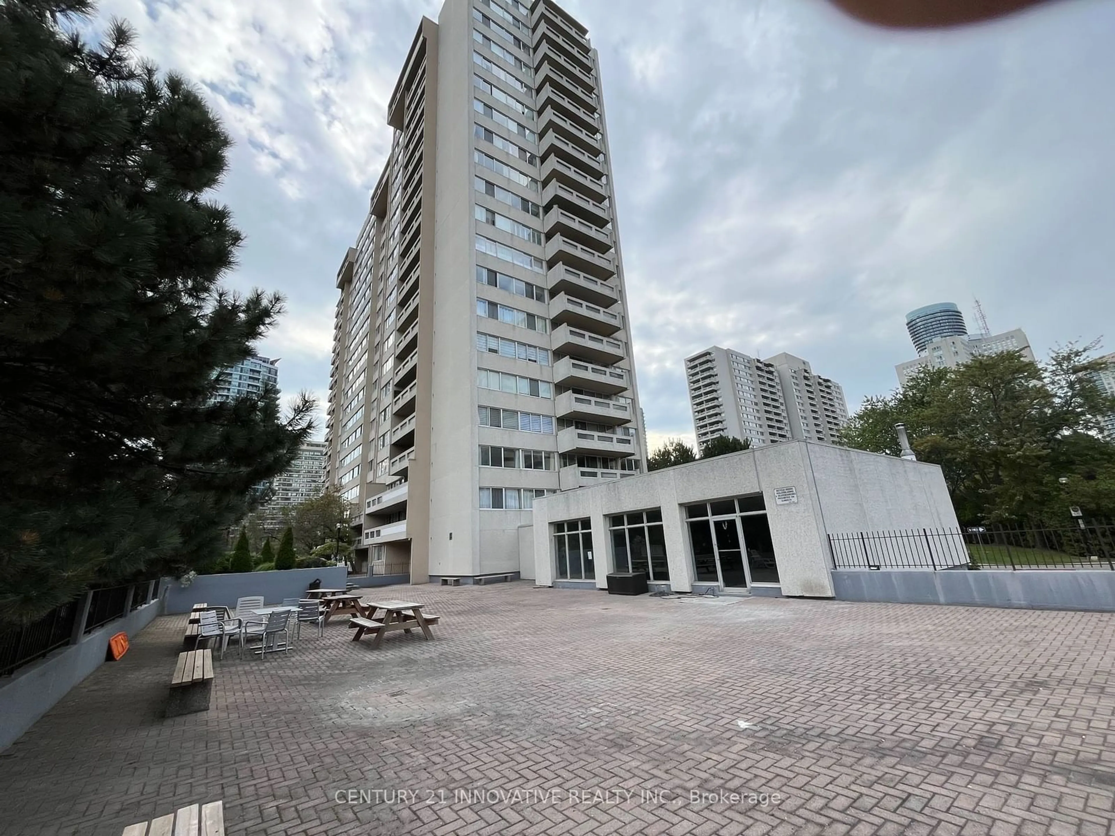 A pic from exterior of the house or condo for 3590 Kaneff Cres #1811, Mississauga Ontario L5A 3X3