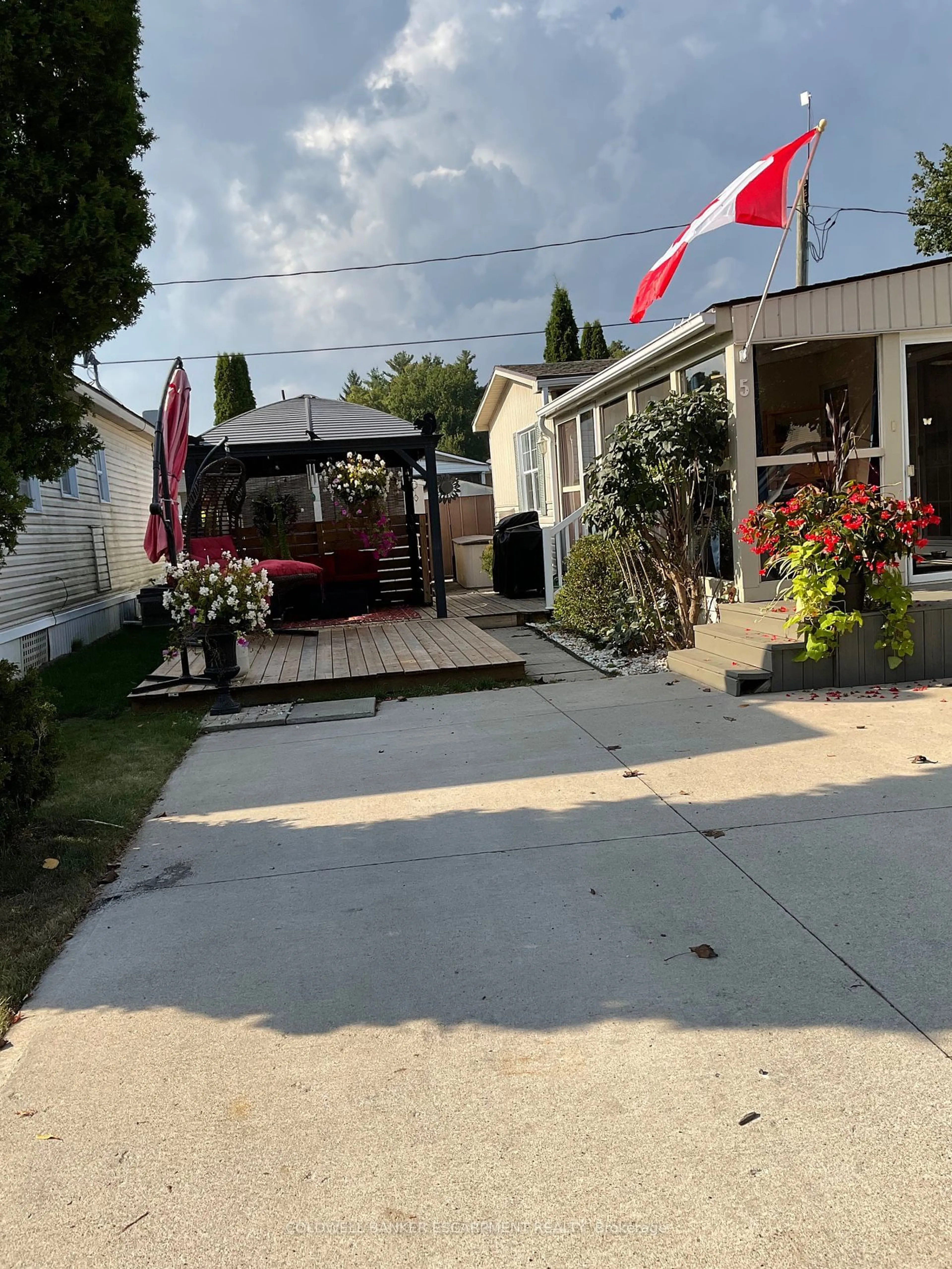 Frontside or backside of a home for 4449 Milburough Line #5 S, Burlington Ontario L7P 0P5