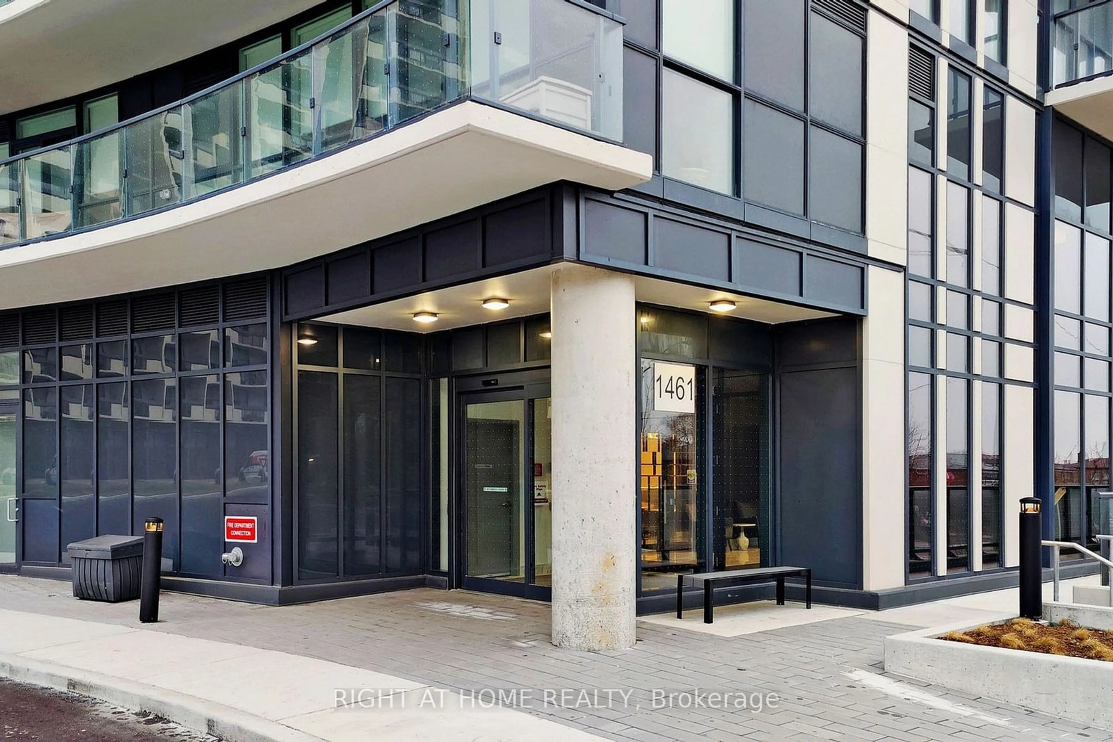 Indoor foyer for 1461 Lawrence Ave #1303, Toronto Ontario M6L 0A6