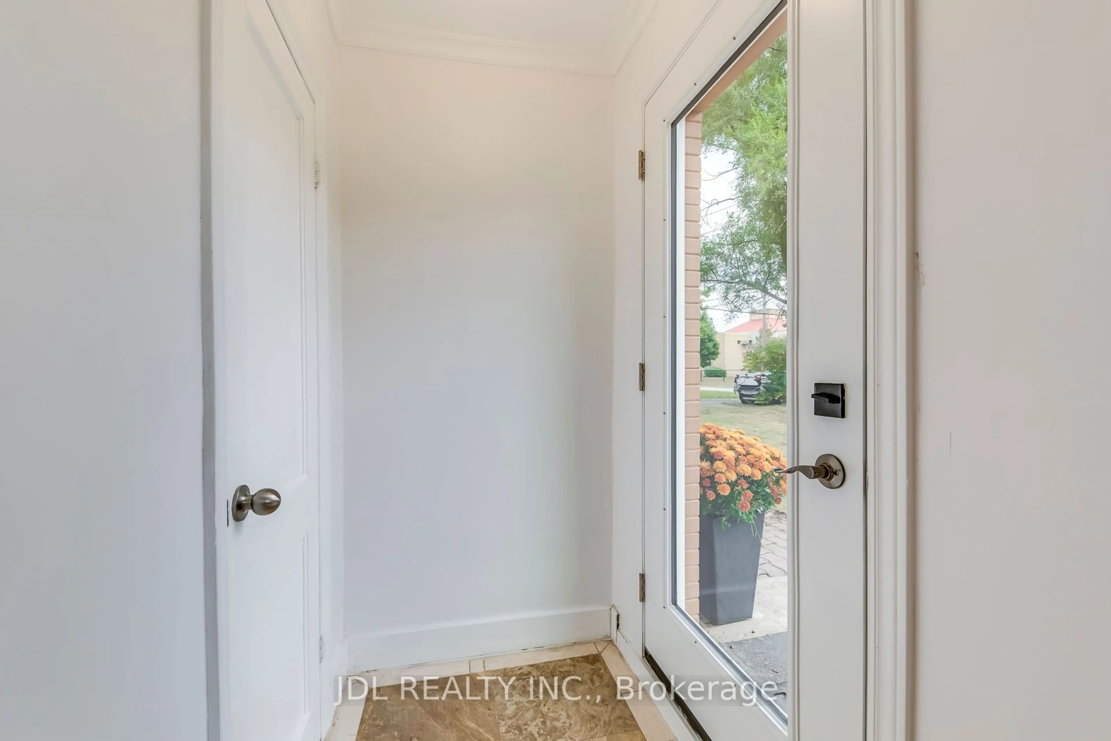 Indoor entryway for 2055 Leighland Rd, Burlington Ontario L7R 3S9