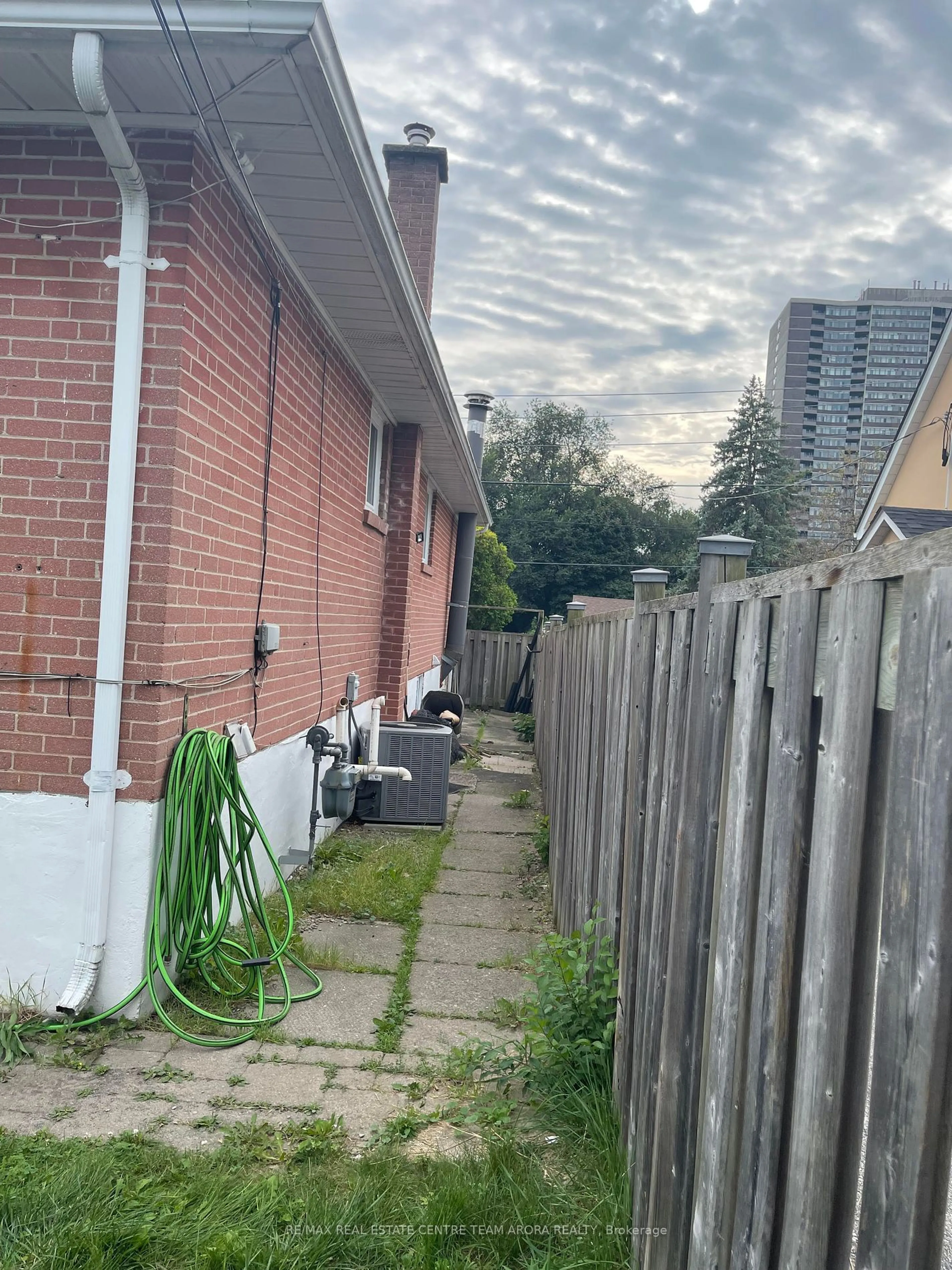 Fenced yard for 3057 Kirwin Ave, Mississauga Ontario L5A 2K8